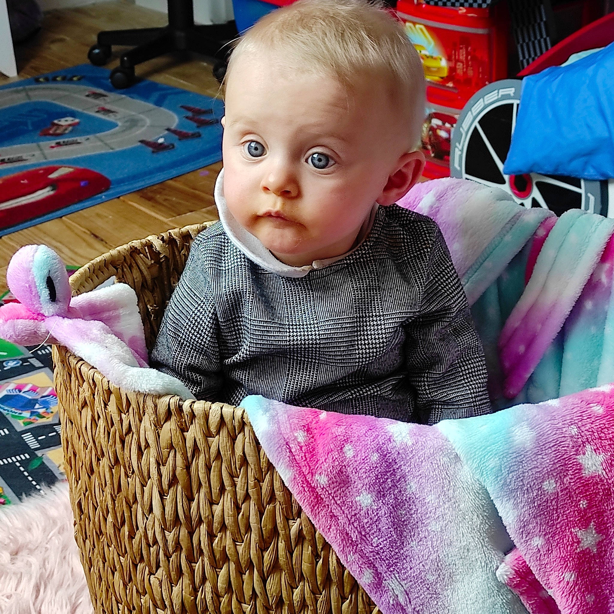 Kaissy participe au concours pour gagner de l'argent avec cette photo : baby, baby_products, baby_toddler_clothing, basket, chair, cheek, child, comfort, facial_expression, happy, linens, magenta, pattern, person, pink, product, room, sitting, sleeve, textile