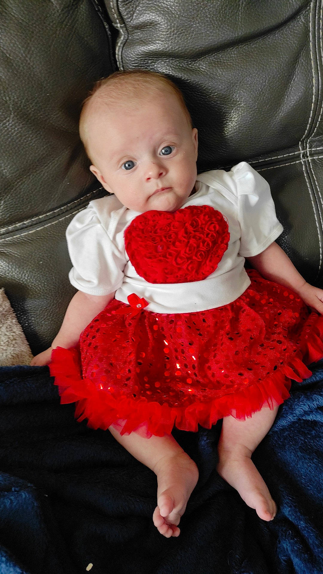 Kaissy participe au concours pour gagner de l'argent avec cette photo : baby, baby_products, baby_toddler_clothing, child, clothing, costume, dress, person, product, red, ruffle, sitting, textile, toddler