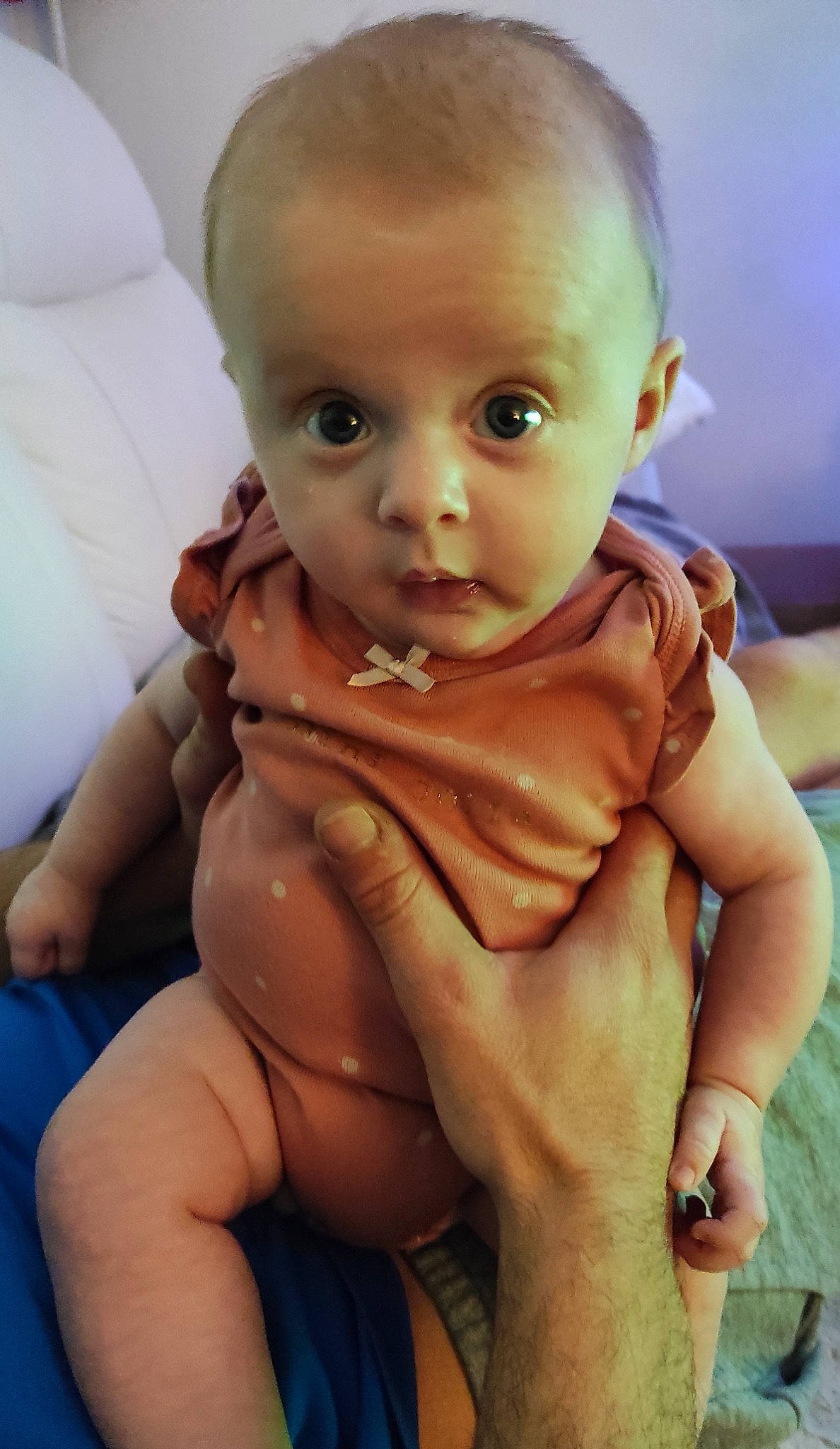 Kaissy participe au concours pour gagner de l'argent avec cette photo : abdomen, baby, cheek, child, eye, face, finger, forehead, hand, head, lip, mouth, muscle, nose, person, sitting, skin, smile, surprise, thumb