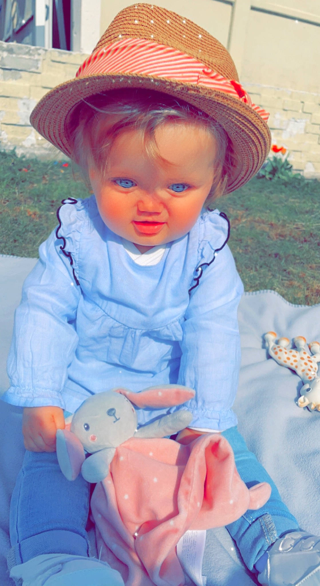 Laïna a rejoint le concours — aidez-le/la à gagner de superbes lots ! baby, baby_toddler_clothing, blue, cap, cheek, child, dress, eye, face, fun, grass, hat, lip, orange, organ, person, pink, skin, sleeve, sun_hat