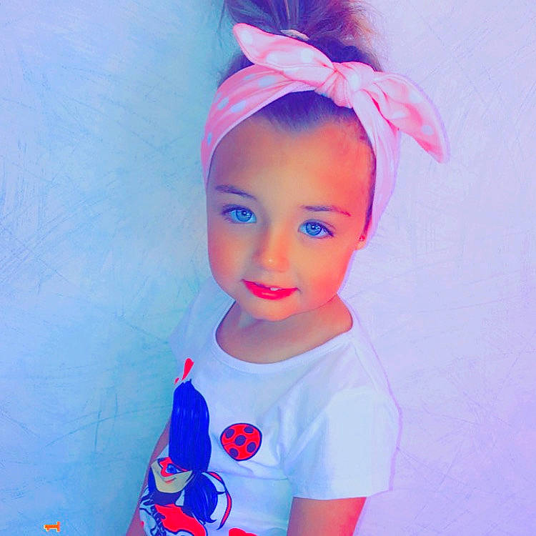 Ayanna participe au concours pour gagner de l'argent avec cette photo : baby_toddler_clothing, blue, child, costume_accessory, ear, face, fashion_accessory, hair_accessory, head, headband, headgear, lip, person, pink, toddler