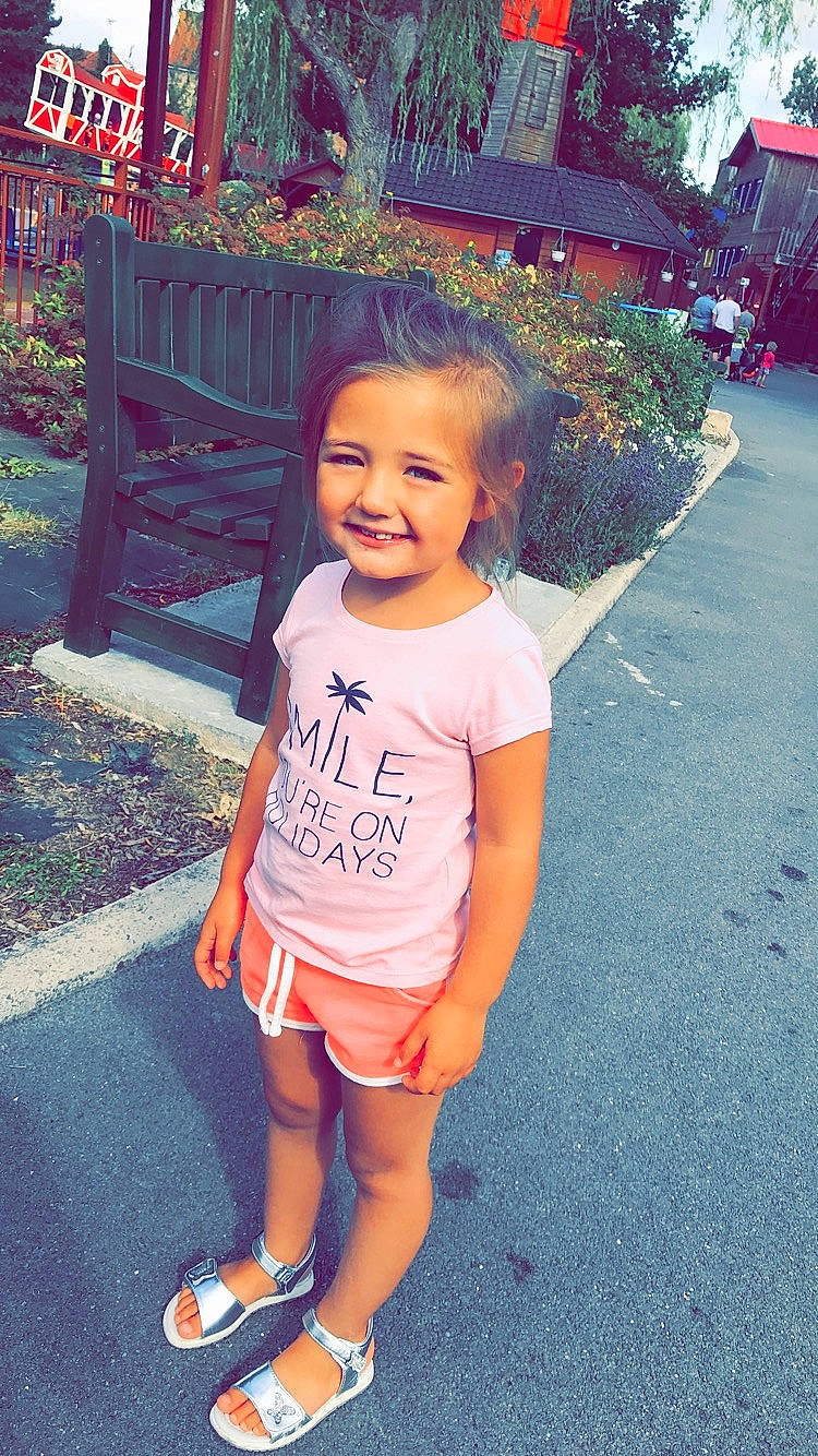 Ayanna a rejoint le concours — aidez-le/la à gagner de superbes lots ! baby, child, cool, face, footwear, fun, happy, head, joy, people, person, photography, pink, plant, shoe, skin, smile, standing, summer, t_shirt