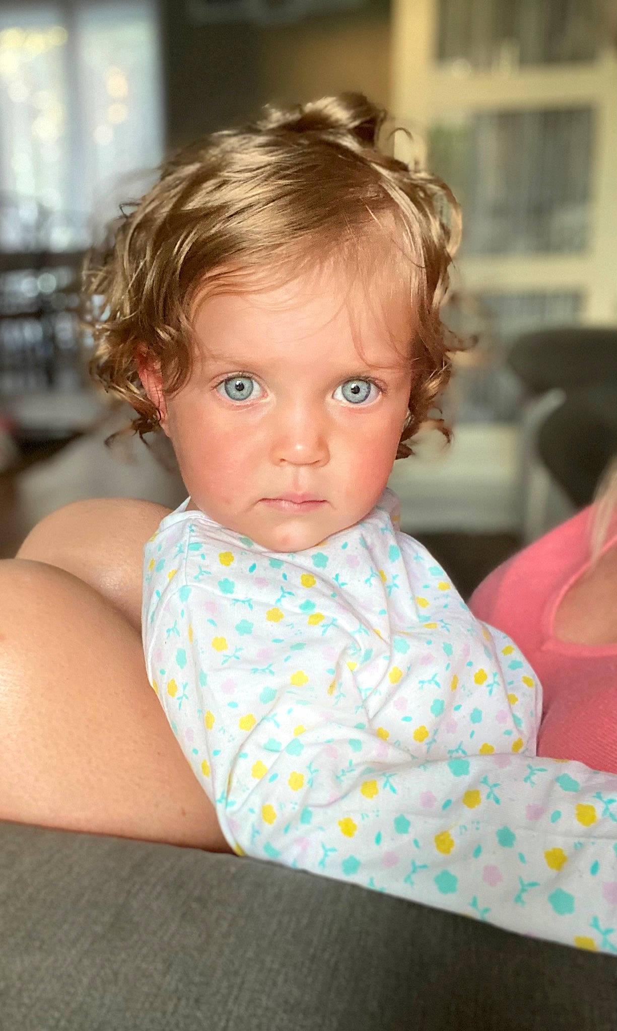 Alisson a rejoint le concours — aidez-le/la à gagner de superbes lots ! baby, baby_toddler_clothing, beauty, chair, cheek, child, comfort, couch, eyelash, fun, hair, happy, head, iris, leisure, nose, people, person, shoulder, skin