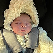 Alliyah a rejoint le concours — aidez-le/la à gagner de superbes lots ! baby, child, sleeping, car_seat, car_interior, hood, fluffy_clothing, seatbelt, infant, soft_texture, face, closed_eyes, cozy, warm, young_child, transportation, car, safety, portrait, resting