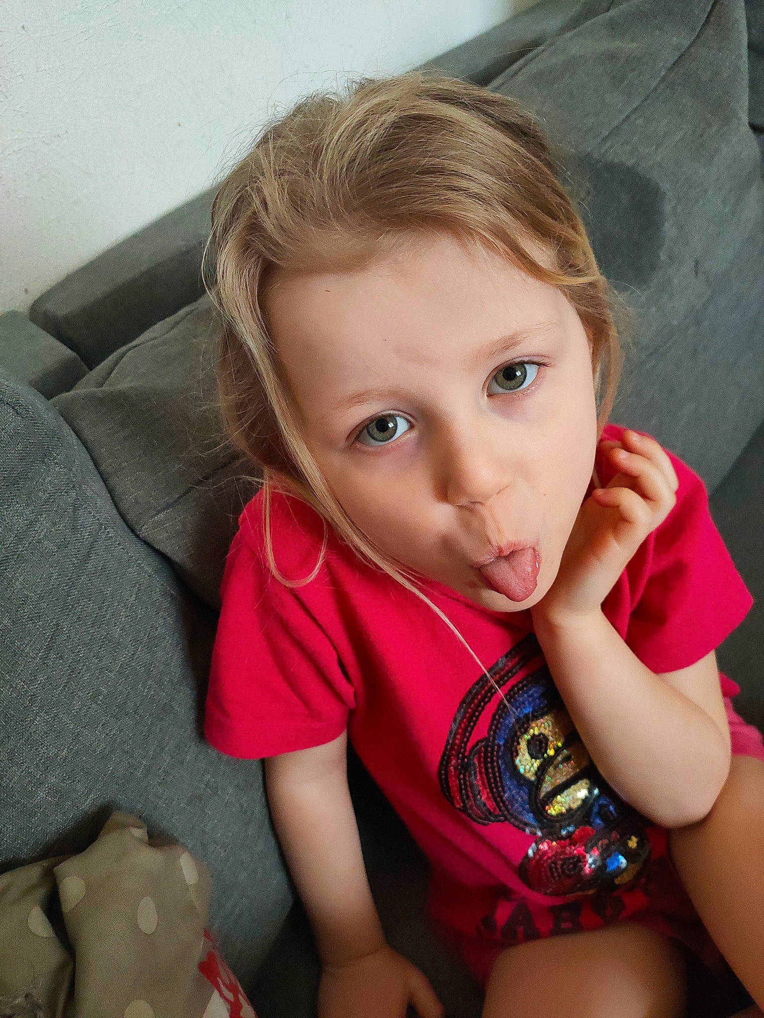 Lilou participe au concours pour gagner de l'argent avec cette photo : arm, baby_toddler_clothing, cheek, eyelash, finger, hair, hand, happy, iris, joint, leg, lip, mammal, mouth, nose, organ, person, skin, sleeve, toddler