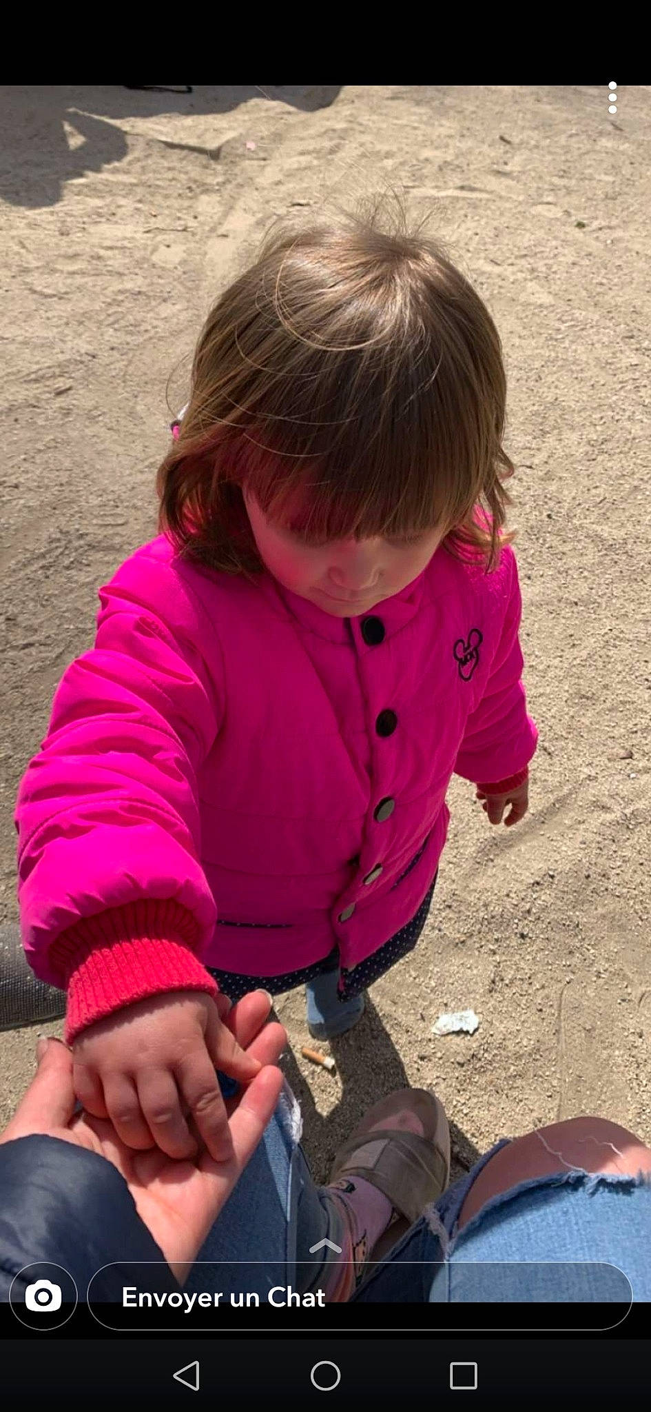 Liliana a rejoint le concours — aidez-le/la à gagner de superbes lots ! child, finger, foot, fun, grass, human_leg, magenta, mammal, nail, pattern, people, person, pink, play, purple, sand, shoe, sitting, soil, toddler