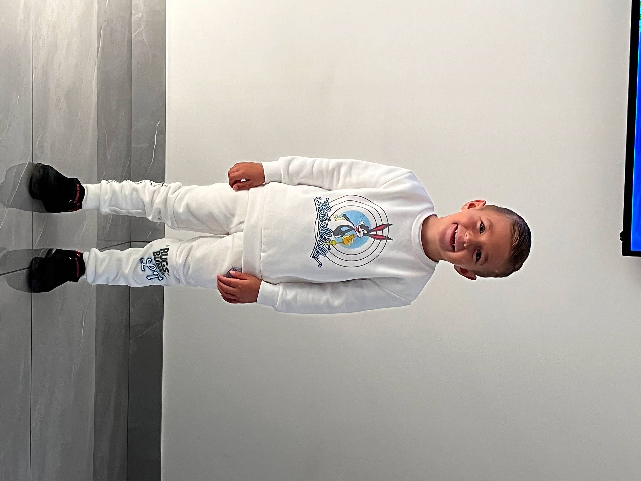 Clayton participe au concours pour gagner de l'argent avec cette photo : collar, elbow, gesture, glove, human_leg, joy, martial_arts_uniform, person, sleeve, smile, sports, sports_uniform, sportswear, t_shirt, uniform, walking_shoe, wrist