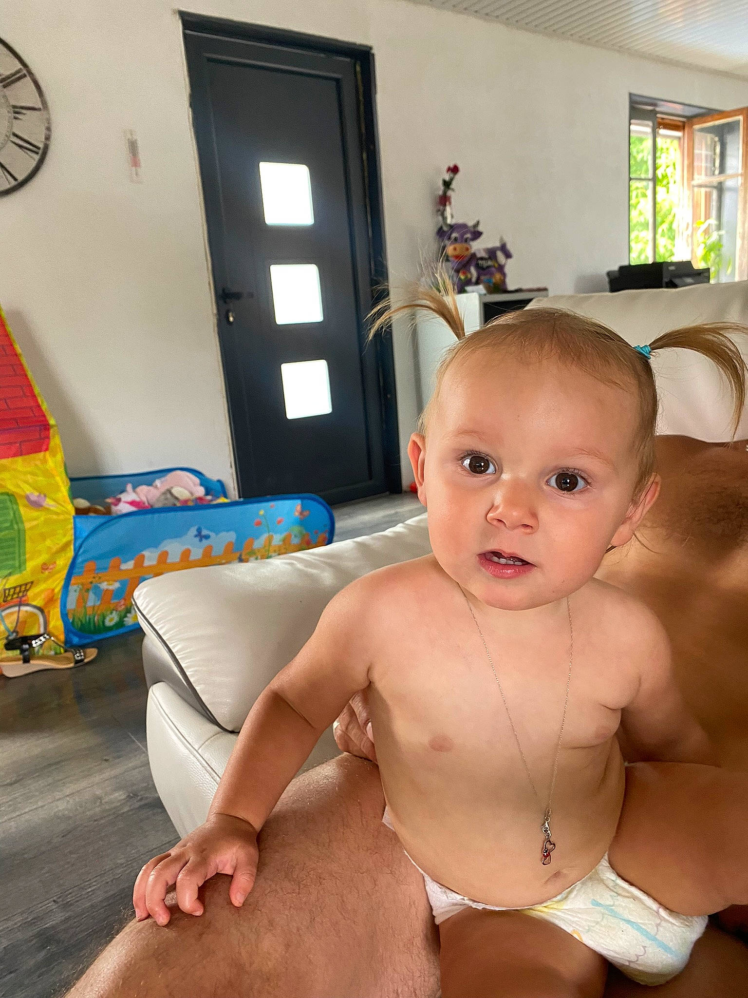 Madyson participe au concours pour gagner de l'argent avec cette photo : baby, chest, door, finger, floor, flooring, joint, leg, mouth, person, picture_frame, shoulder, skin, smile, stomach, thigh, thumb, toddler, trunk, white