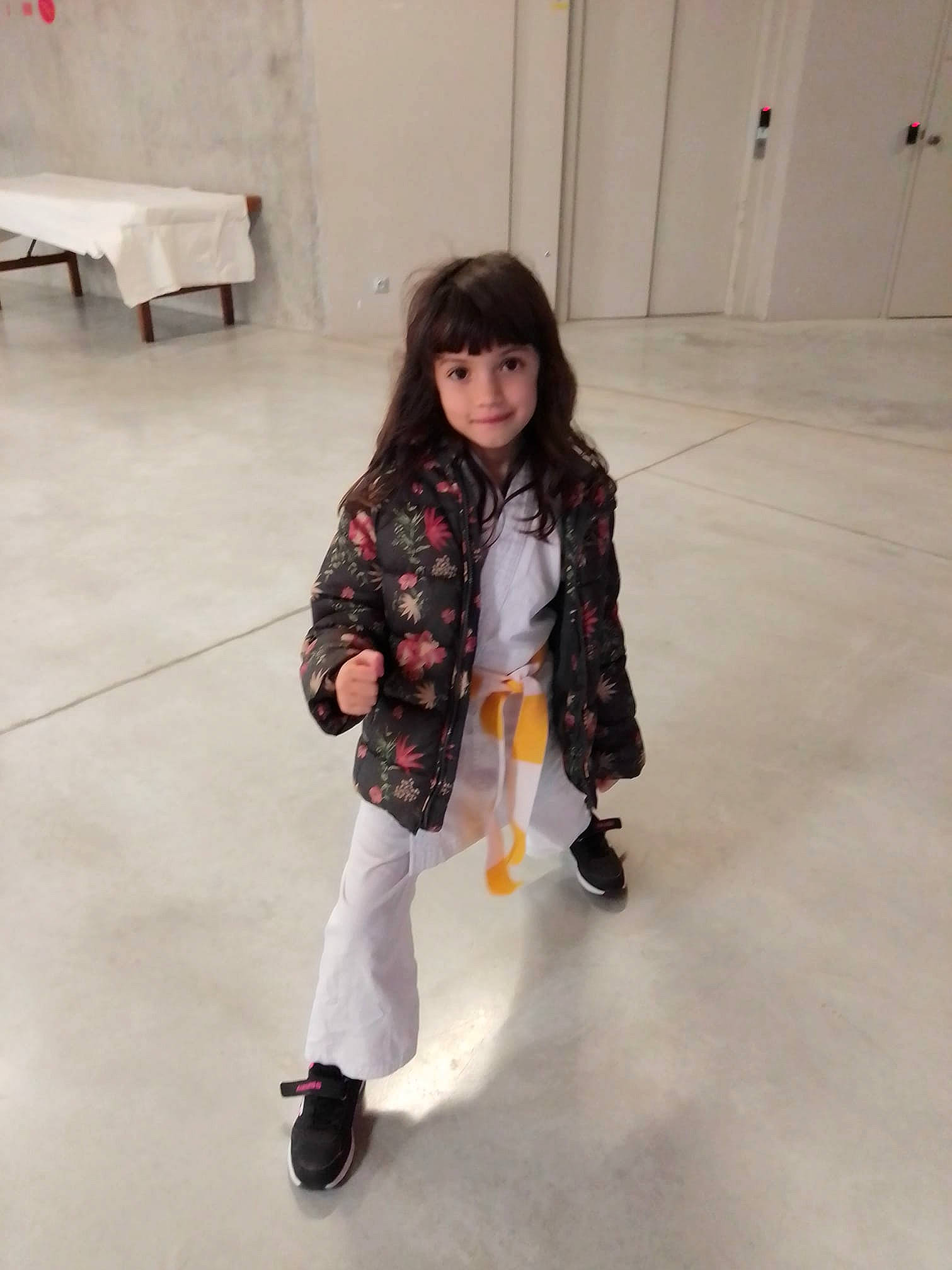 Eden a rejoint le concours — aidez-le/la à gagner de superbes lots ! child, floor, joint, leg, outerwear, person, recreation