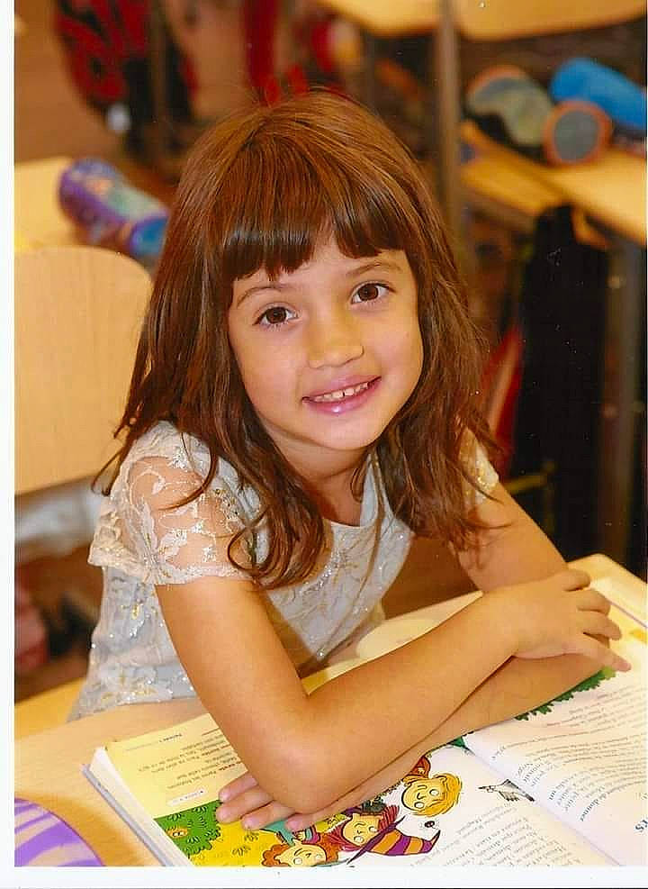 Eden a rejoint le concours — aidez-le/la à gagner de superbes lots ! bangs, brown_hair, child, child_model, hair, hairstyle, joy, long_hair, person, smile