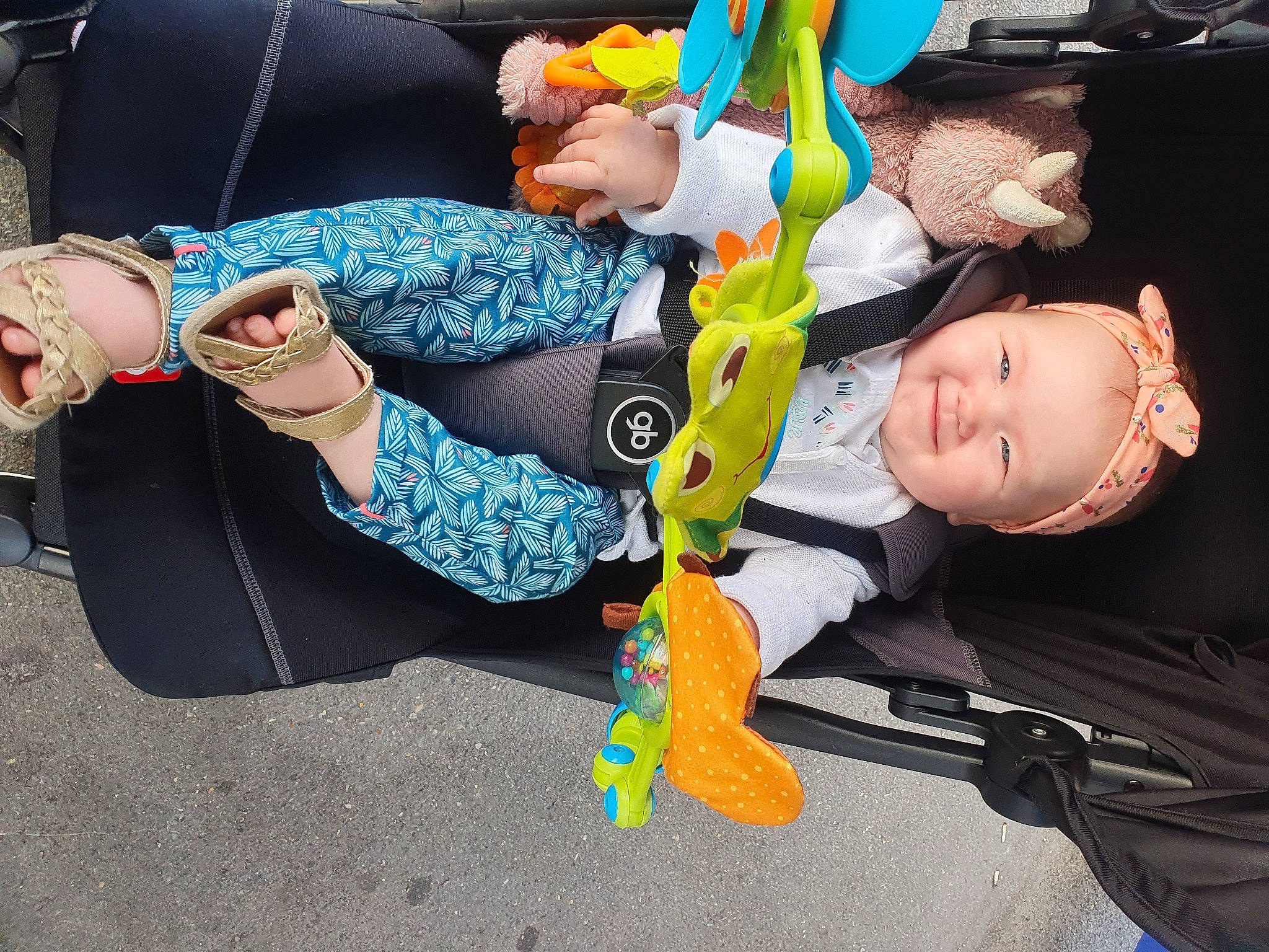 Alba participe au concours pour gagner de l'argent avec cette photo : baby, baby_products, baby_toddler_clothing, child, facial_expression, foot, fun, gesture, happy, human_body, human_leg, knee, person, play, product, sitting, sleeve, snapshot, t_shirt, thigh