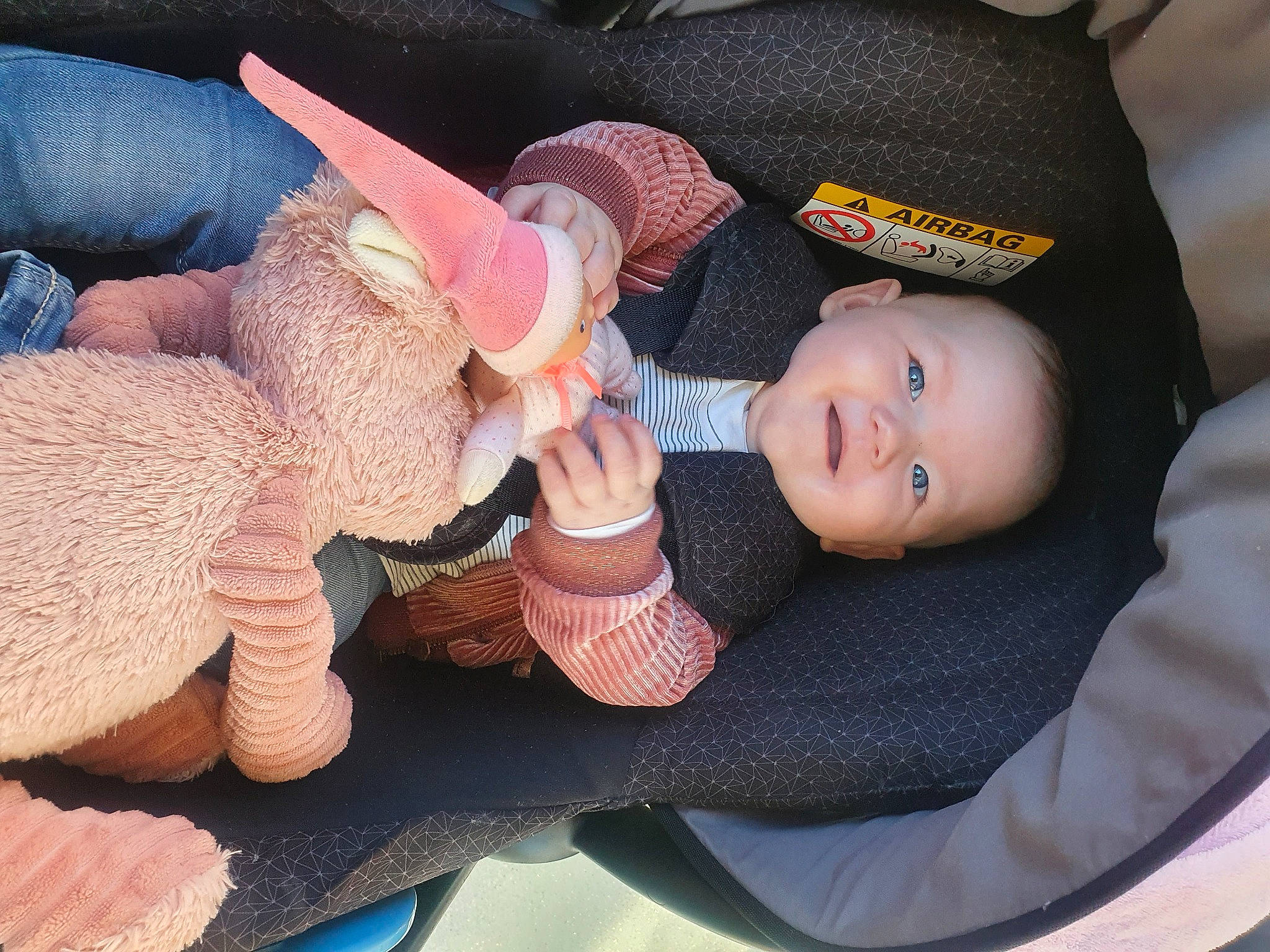 Alba a rejoint le concours — aidez-le/la à gagner de superbes lots ! arm, baby, baby_products, baby_toddler_clothing, cap, car_seat, child, comfort, fashion_accessory, finger, gesture, hand, hat, nail, person, sitting, skin, sock, textile, thumb