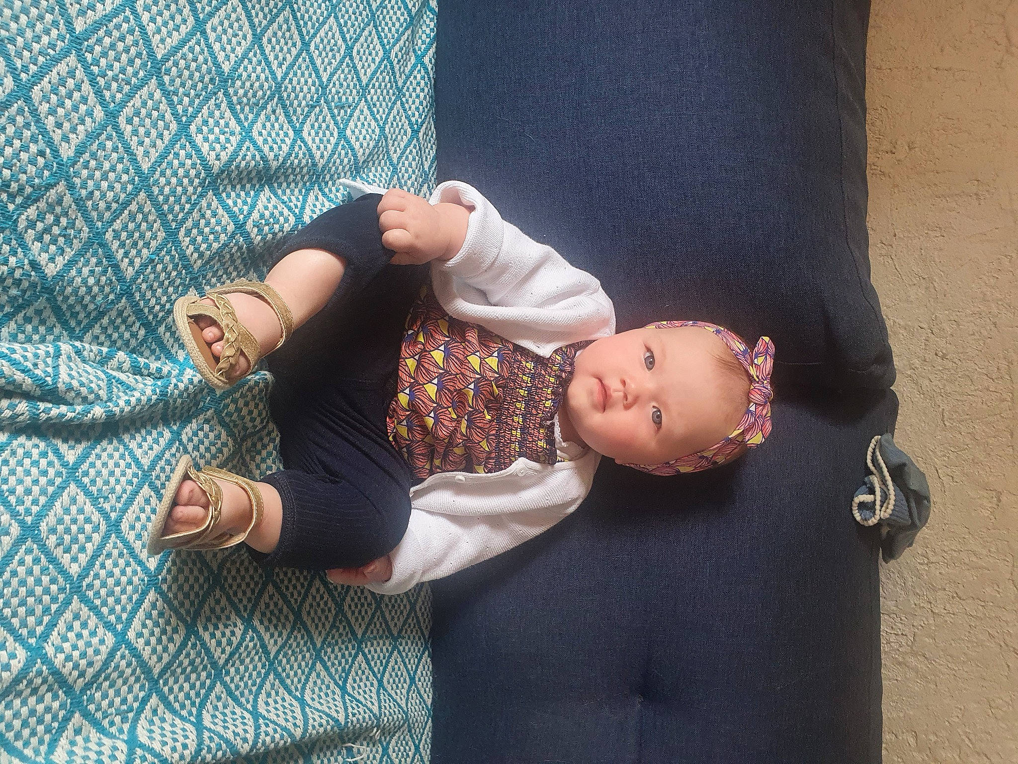 Alba a rejoint le concours — aidez-le/la à gagner de superbes lots ! abdomen, baby, child, comfort, denim, eyewear, fashion_accessory, flooring, grass, human_leg, joint, linens, pattern, person, sitting, skin, sleeve, textile, thigh, toddler