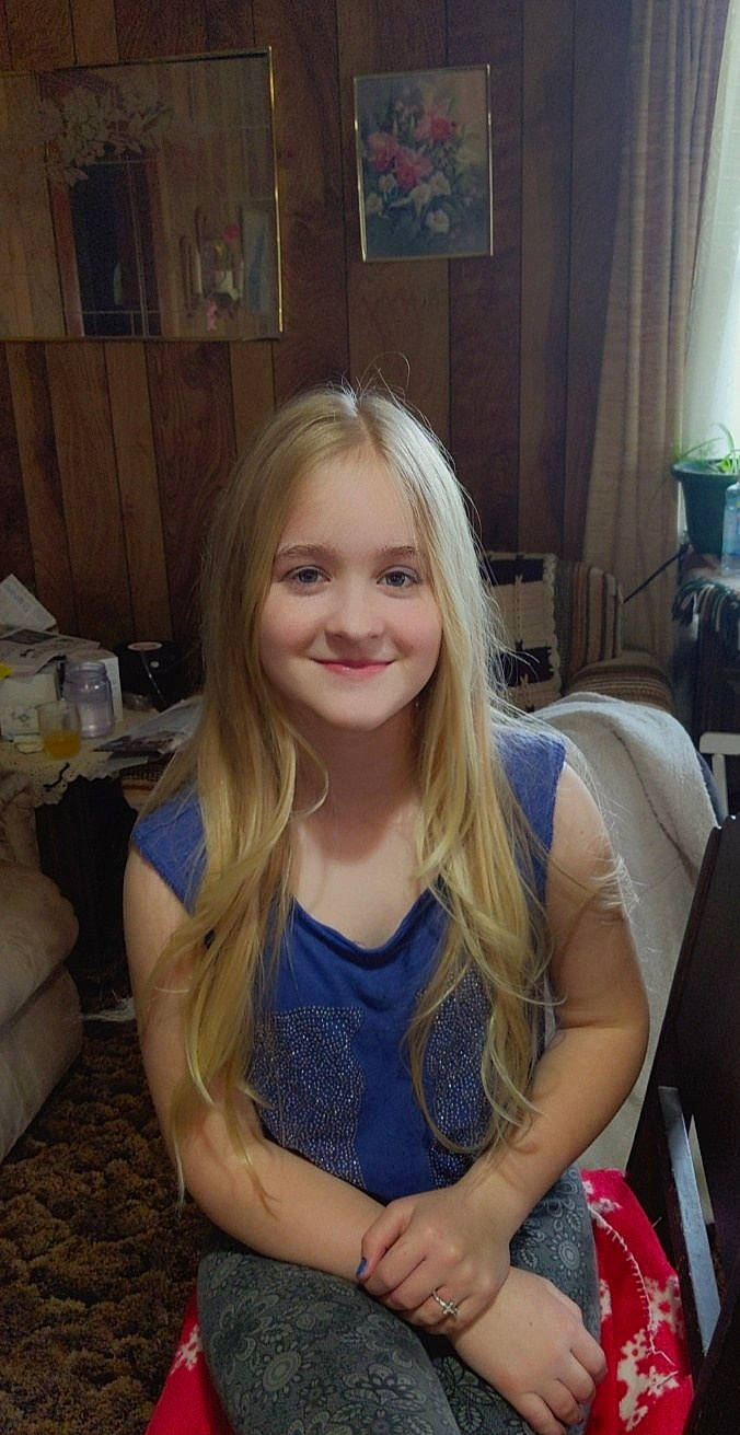 Aubrelle is registered to the contest to win money with this photo: blond, brown_hair, hair, hairstyle, joy, layered_hair, long_hair, person, sitting, smile, surfer_hair