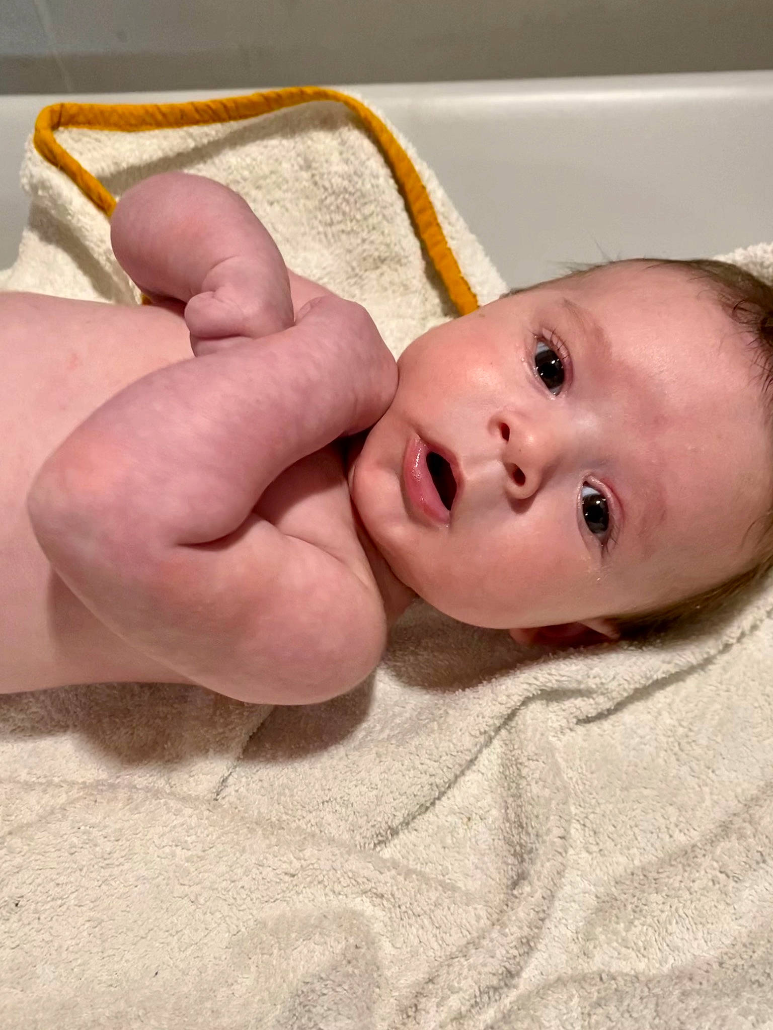 Elyo a rejoint le concours — aidez-le/la à gagner de superbes lots ! arm, baby, cheek, comfort, ear, eye, eyelash, fawn, finger, hair, hand, head, human_body, leg, lip, mouth, neck, nose, person, skin