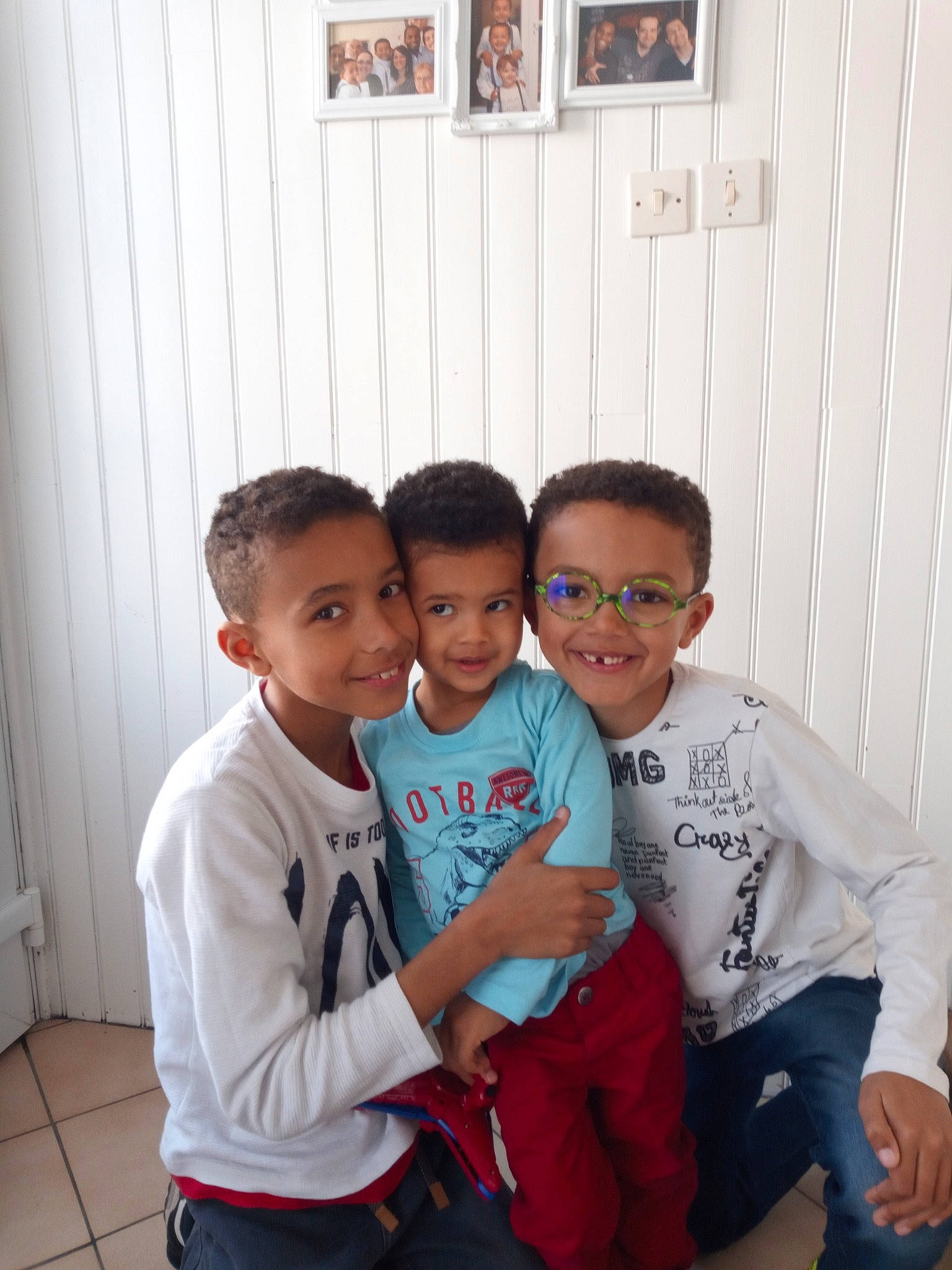 Thierno Harone Yanis participe au concours pour gagner de l'argent avec cette photo : child, cool, electronic_device, family, father, friendship, fun, glasses, happy, head, house, joy, male, people, person, room, sibling, sitting, smile, t_shirt