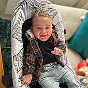 Lenny a rejoint le concours — aidez-le/la à gagner de superbes lots ! baby, smiling, plaid_jacket, jeans, baby_rocker, indoor, happy, child, face, person, furniture, cushion, toy, home, comfortable, clothing, portrait, sitting, cute, infant