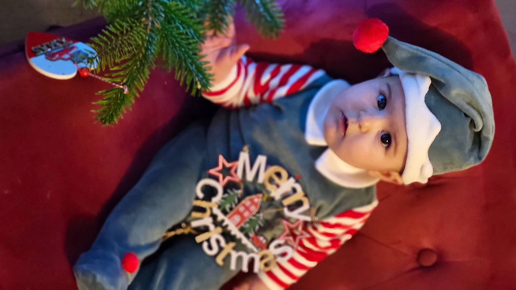 Alessia a rejoint le concours — aidez-le/la à gagner de superbes lots ! child, christmas, christmas_decoration, christmas_eve, christmas_ornament, entertainment, event, fictional_character, fun, fur, happy, hat, headwear, holiday, leisure, ornament, performance, person, plant, toddler