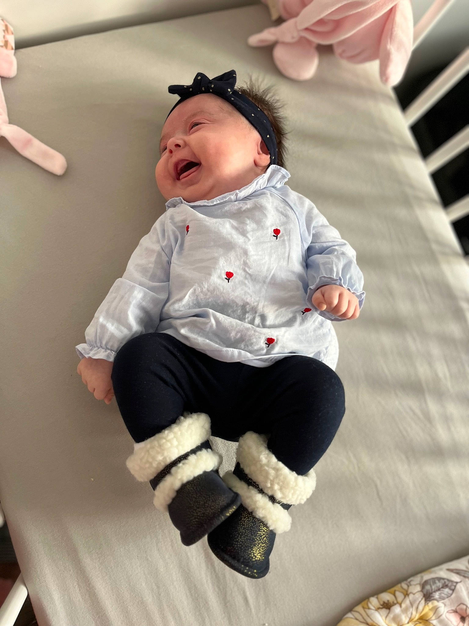 Mylena a rejoint le concours — aidez-le/la à gagner de superbes lots ! baby, baby_toddler_clothing, cap, chair, child, comfort, happy, hat, human_leg, knee, pattern, person, pink, sitting, skin, sleeve, sock, t_shirt, textile, thigh