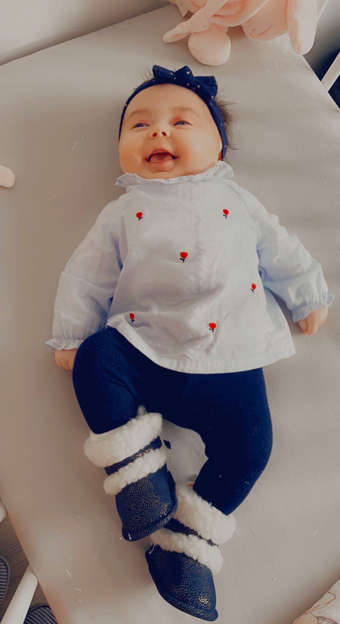 Mylena participe au concours pour gagner de l'argent avec cette photo : baby, baby_toddler_clothing, child, electric_blue, fashion_accessory, happy, headgear, human_body, human_leg, knee, person, sleeve, sock, sports_gear, sportswear, standing, thigh, toddler, uniform, waist