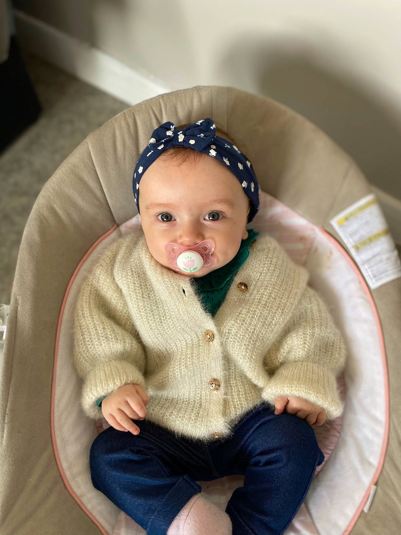Layna a rejoint le concours — aidez-le/la à gagner de superbes lots ! baby, baby_toddler_clothing, beanie, cap, chair, collar, dress, fashion_accessory, headband, headgear, iris, jewellery, knit_cap, pattern, person, sitting, sleeve, toddler, wood, wool