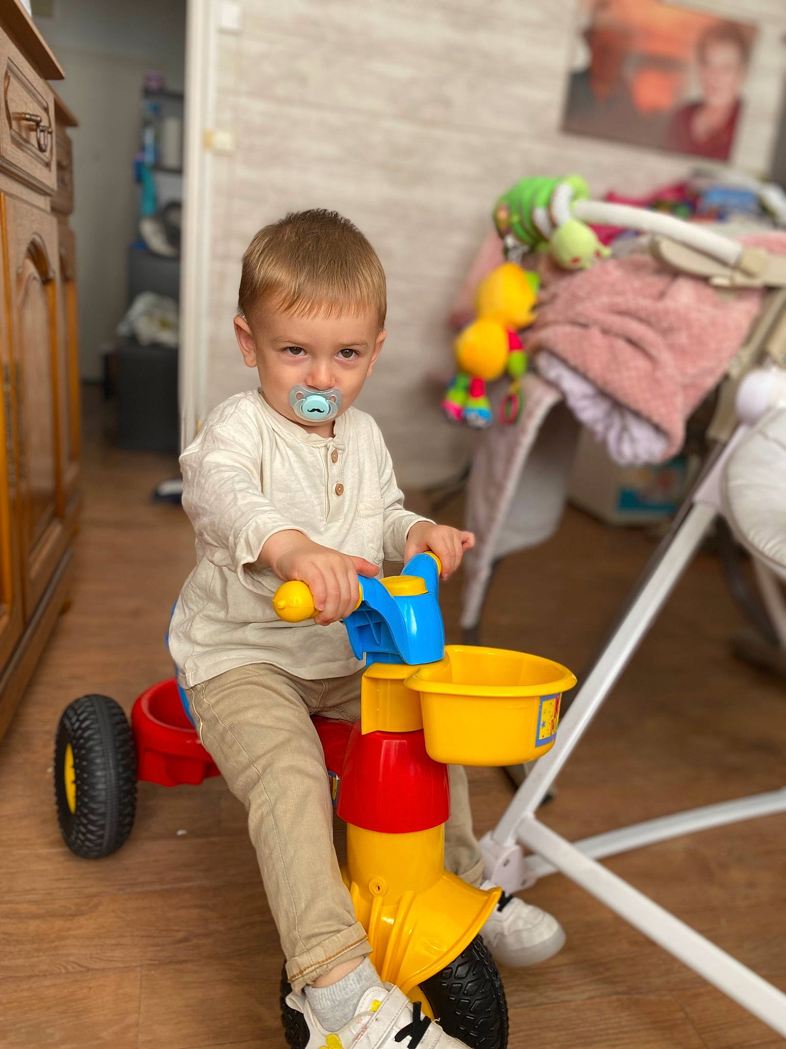 Thyam participe au concours pour gagner de l'argent avec cette photo : baby, baby_playing_with_toys, baby_products, blurred, cabinetry, child, fun, leisure, orange, person, photograph, play, product, riding_toy, sitting, snapshot, standing, tire, toddler, toy
