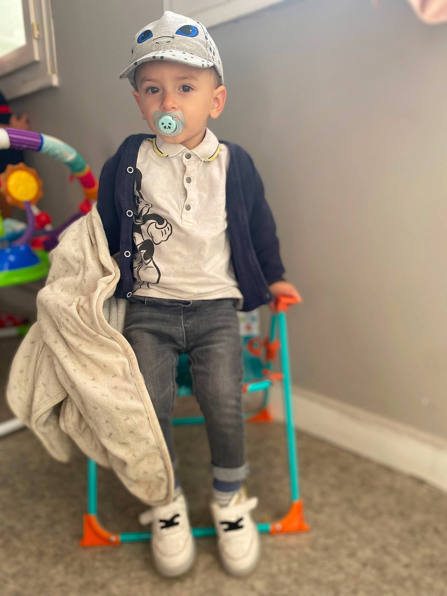 Thyam a rejoint le concours — aidez-le/la à gagner de superbes lots ! baby_toddler_clothing, baseball_cap, cap, child, costume, denim, electric_blue, fashion_accessory, fashion_design, flooring, fun, headwear, joint, knee, person, play, room, sitting, sleeve, t_shirt