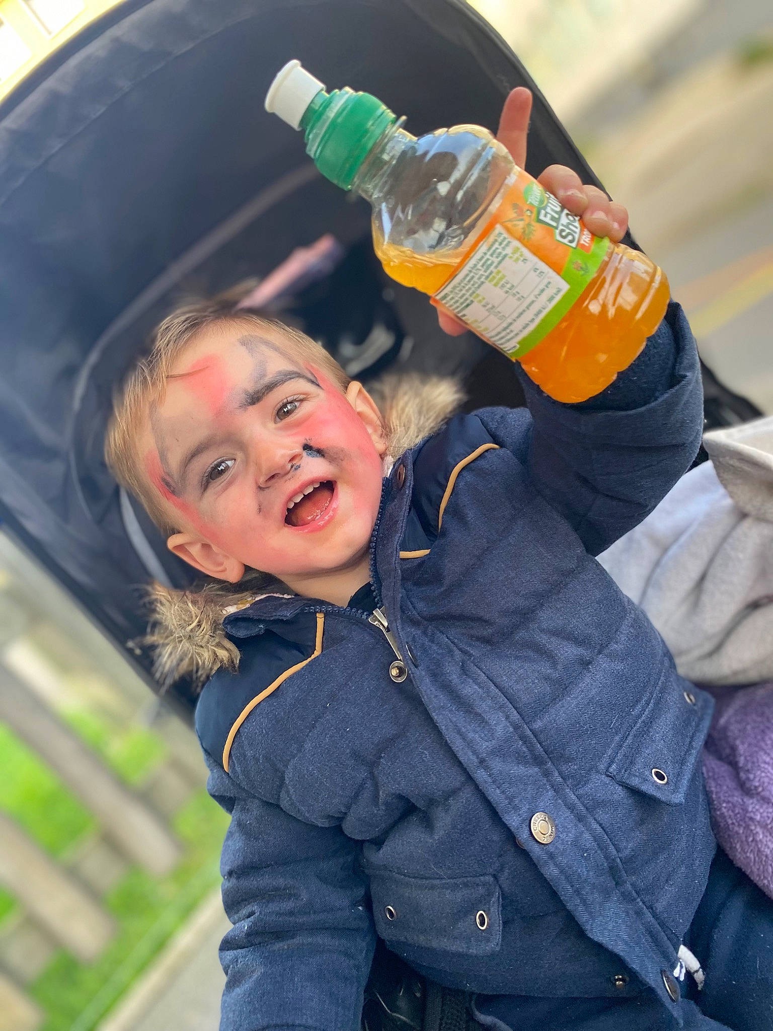 Thyam a rejoint le concours — aidez-le/la à gagner de superbes lots ! alcohol, beer, bottle, child, drink, drinking, drinkware, electric_blue, event, flash_photography, fun, gesture, glass_bottle, glove, happy, human, leisure, person, plastic_bottle, recreation