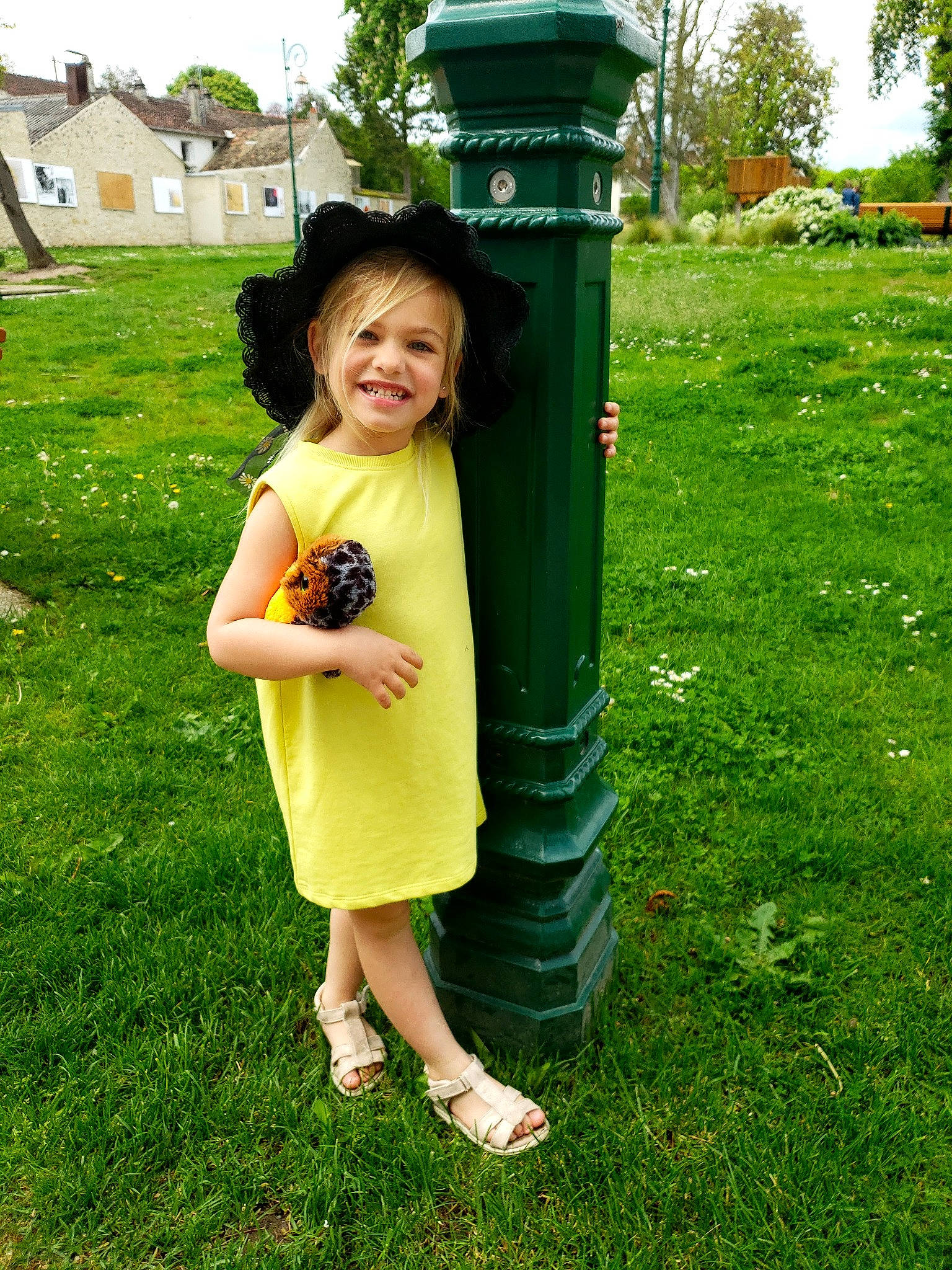 Noline a rejoint le concours — aidez-le/la à gagner de superbes lots ! foot, fun, garden, grass, grassland, green, happy, house, human_leg, joy, leisure, people_in_nature, person, plant, recreation, sandal, sky, smile, standing, toddler