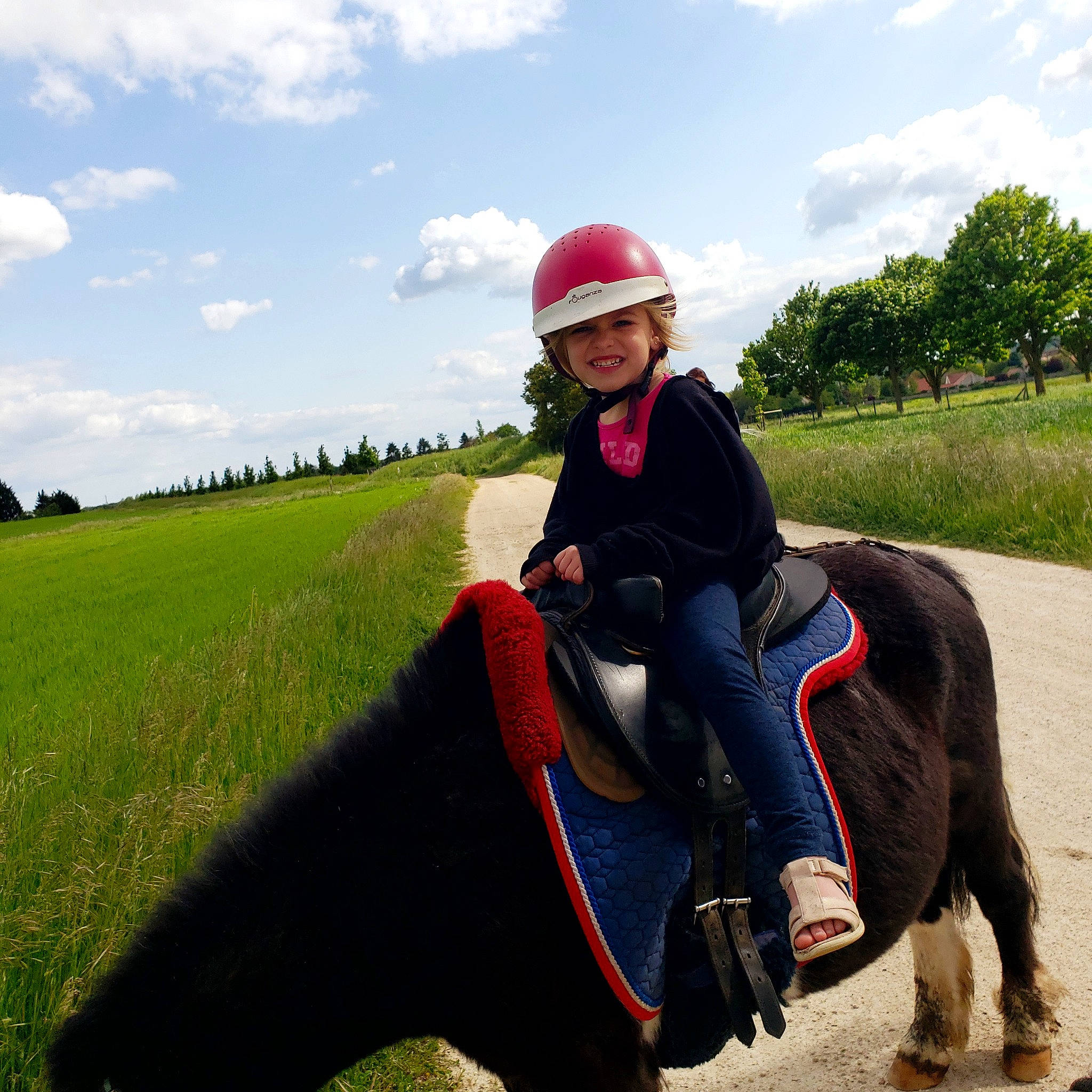 Noline participe au concours pour gagner de l'argent avec cette photo : bit, bridle, cloud, equestrian_helmet, equestrian_sport, equestrianism, grass, grassland, headgear, headwear, helmet, horse, horse_supplies, horse_tack, joy, landscape, person, personal_protective_equipment, rein, saddle