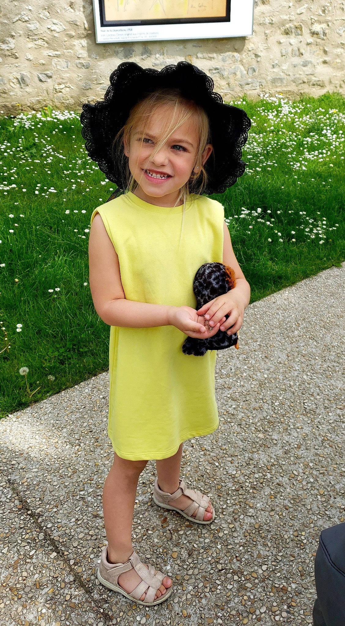 Noline a rejoint le concours — aidez-le/la à gagner de superbes lots ! baby_toddler_clothing, blond, child, finger, fun, gesture, grass, hand, happy, human_leg, joint, joy, leisure, people_in_nature, person, plant, sandal, skin, smile, summer