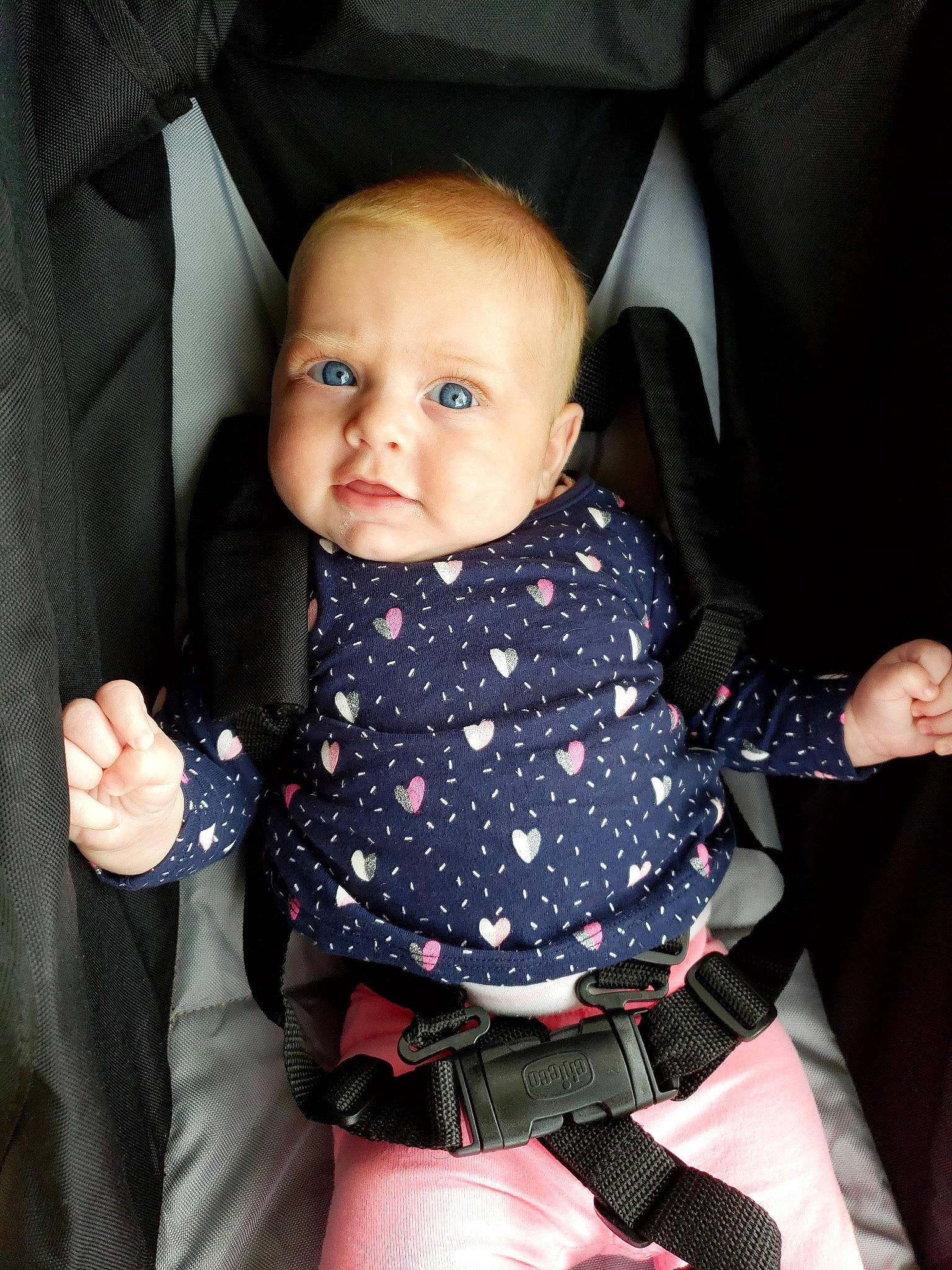 Aïana a rejoint le concours — aidez-le/la à gagner de superbes lots ! baby, baby_toddler_clothing, car_seat, chair, cheek, child, comfort, finger, gesture, human_leg, iris, pattern, person, sitting, skin, sleeve, thigh, thumb, toddler, trunk