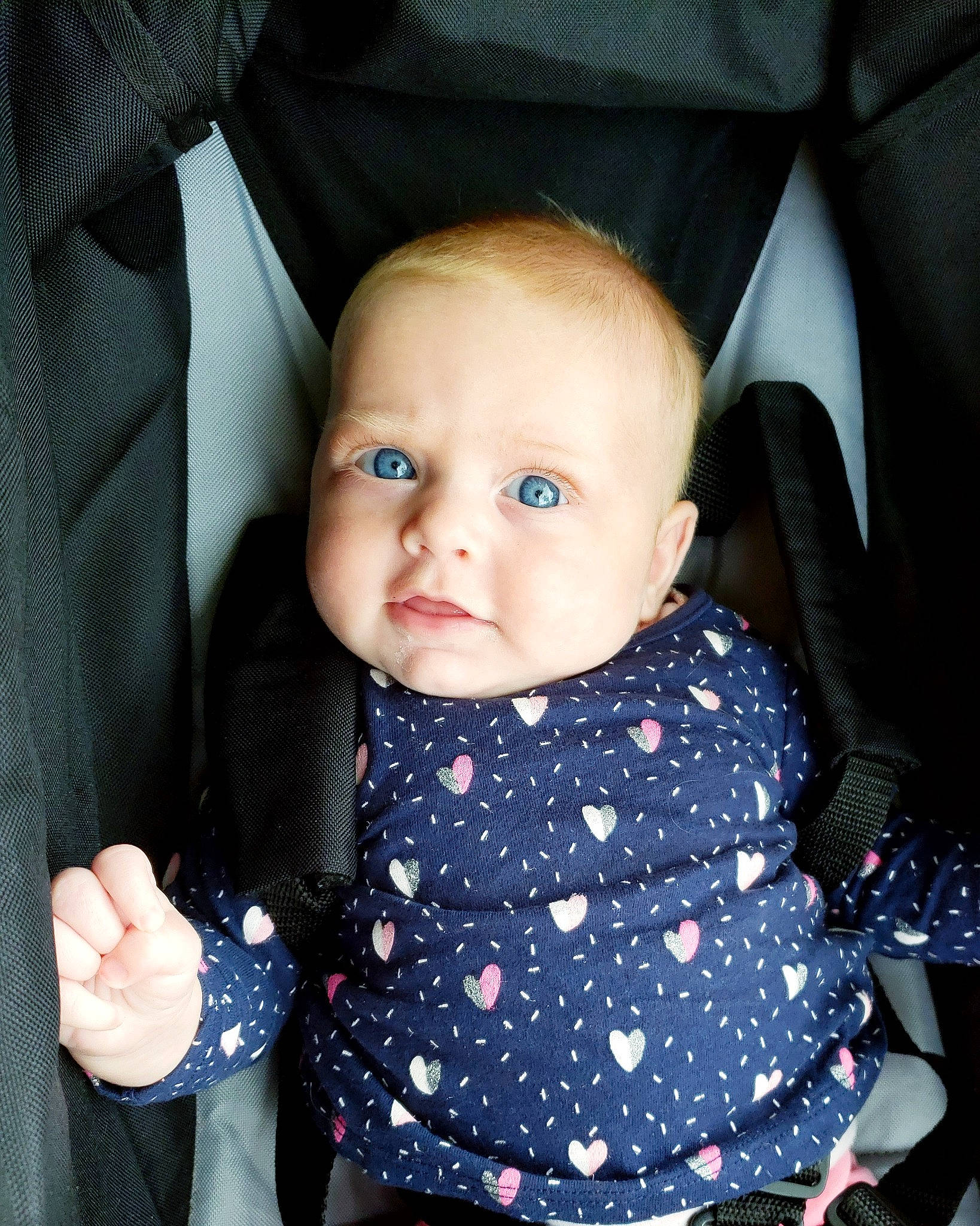 Aïana participe au concours pour gagner de l'argent avec cette photo : baby, baby_products, baby_toddler_clothing, black, cheek, comfort, cool, electric_blue, eyebrow, finger, gesture, hairstyle, hand, human_body, iris, person, product, skin, sleeve, toddler