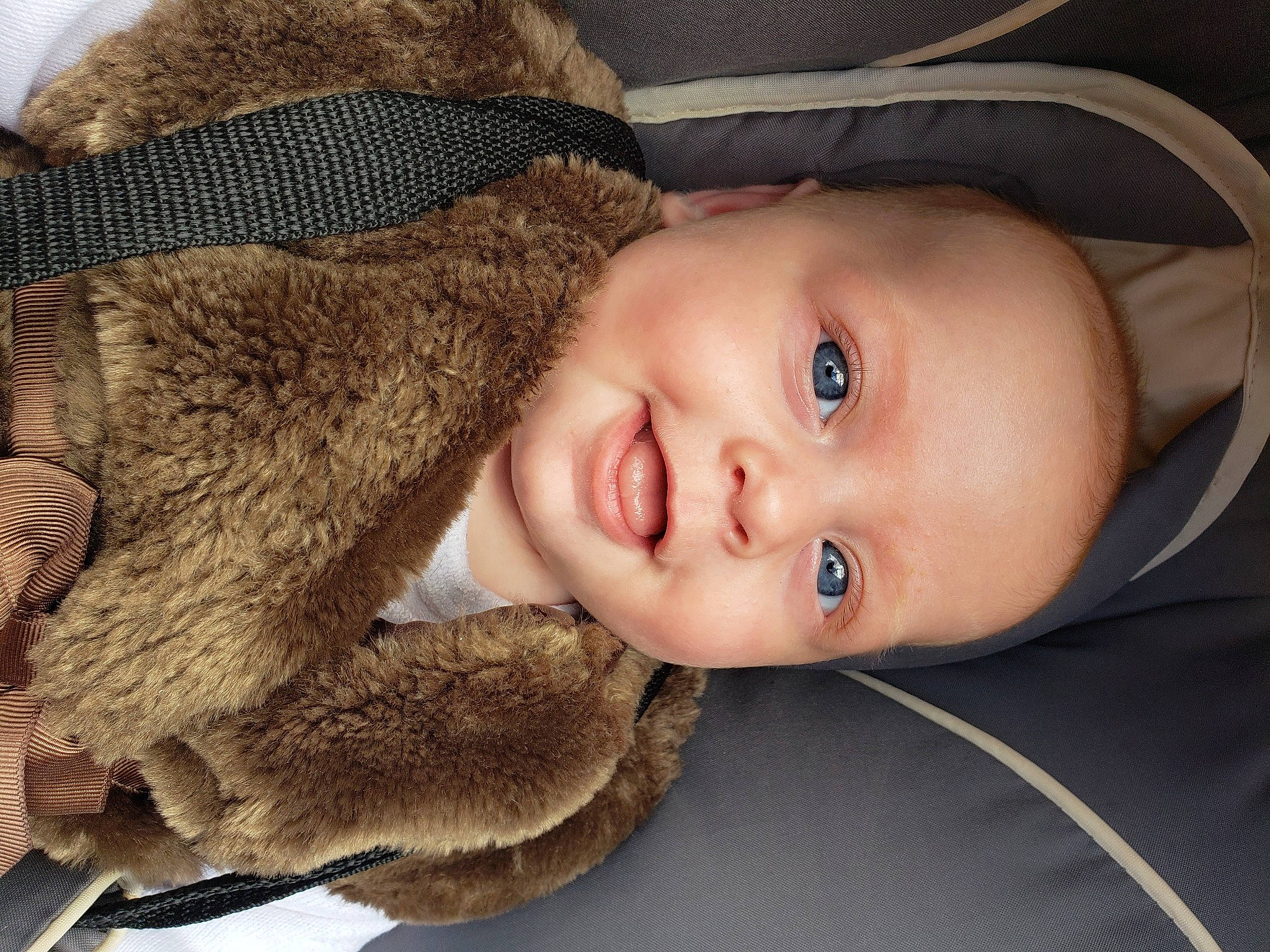 Aïana participe au concours pour gagner de l'argent avec cette photo : baby, cheek, chin, eye, eyebrow, face, facial_expression, flash_photography, head, headgear, iris, lip, mammal, nose, outerwear, person, skin, smile, textile, toddler