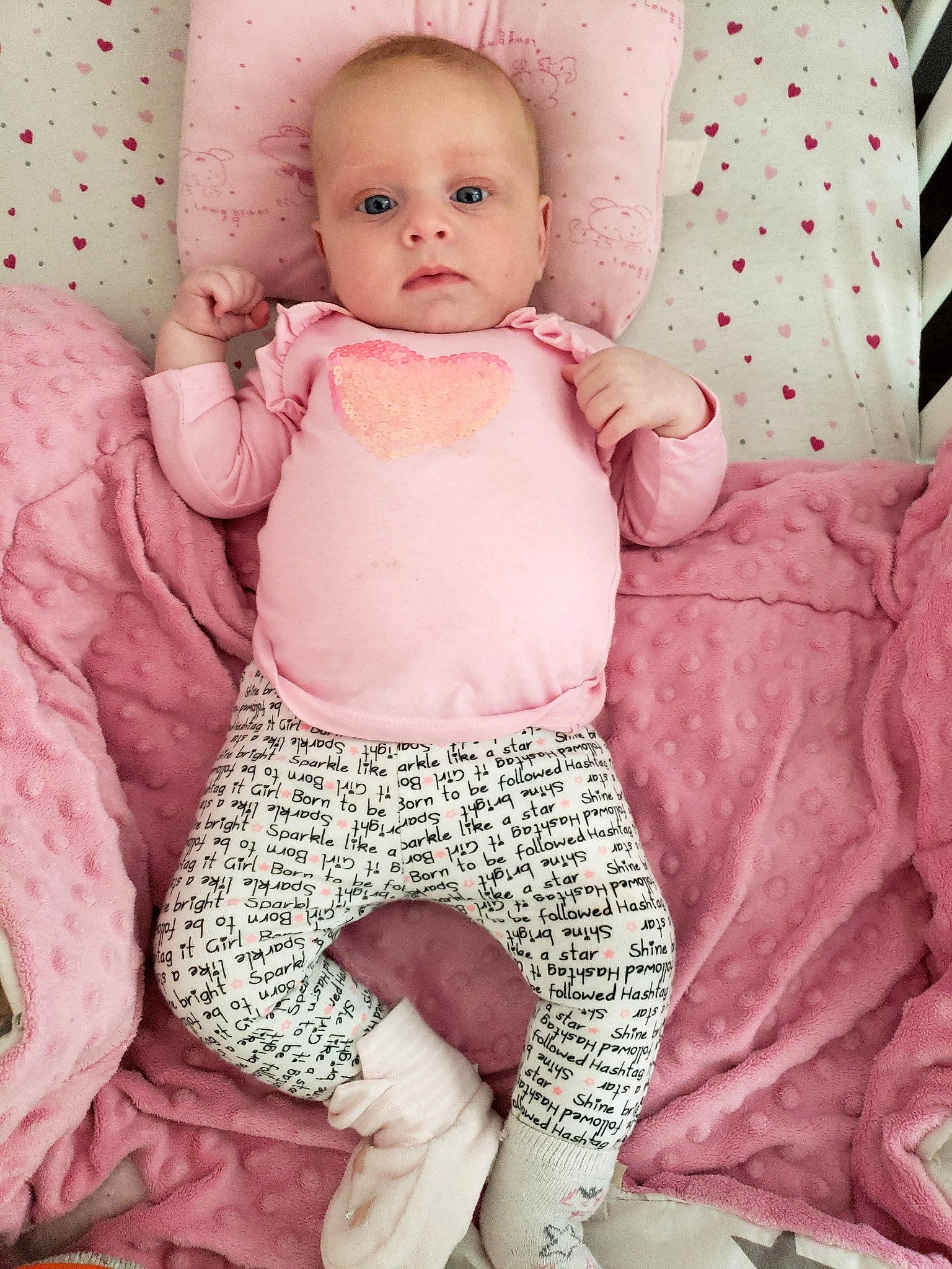 Aïana a rejoint le concours — aidez-le/la à gagner de superbes lots ! arm, baby, baby_toddler_clothing, beauty, cheek, child, comfort, linens, magenta, pattern, person, photograph, pink, product, sitting, skin, sleeve, stomach, thigh, toddler