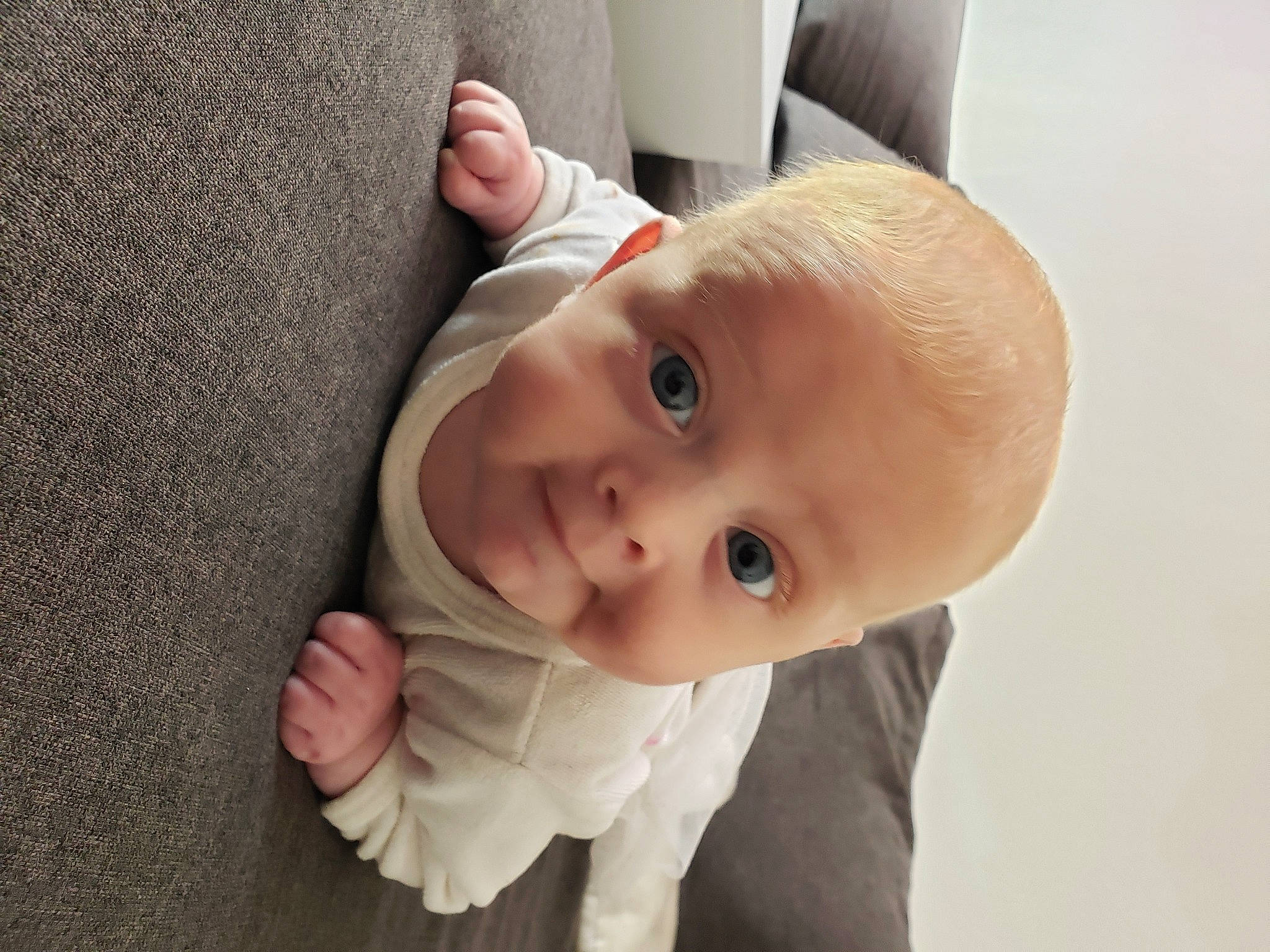 Aïana a rejoint le concours — aidez-le/la à gagner de superbes lots ! baby, baby_toddler_clothing, cheek, child, comfort, eye, eyebrow, eyelash, face, finger, gesture, head, iris, lip, nose, person, skin, sleeve, thumb, toddler