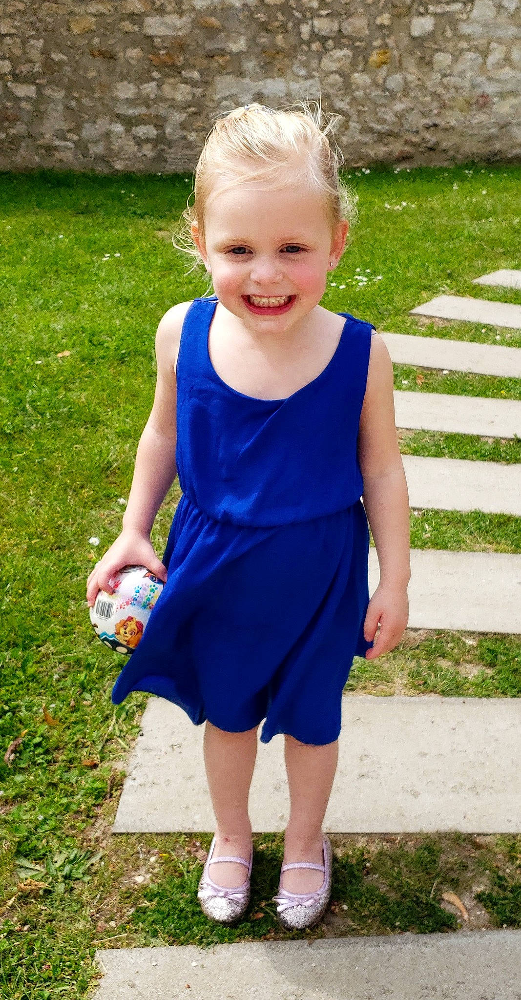 Kelia a rejoint le concours — aidez-le/la à gagner de superbes lots ! baby_toddler_clothing, blue, day_dress, dress, electric_blue, fun, grass, happy, joint, joy, one_piece_garment, people_in_nature, person, photograph, recreation, sleeve, smile, standing, summer, toddler