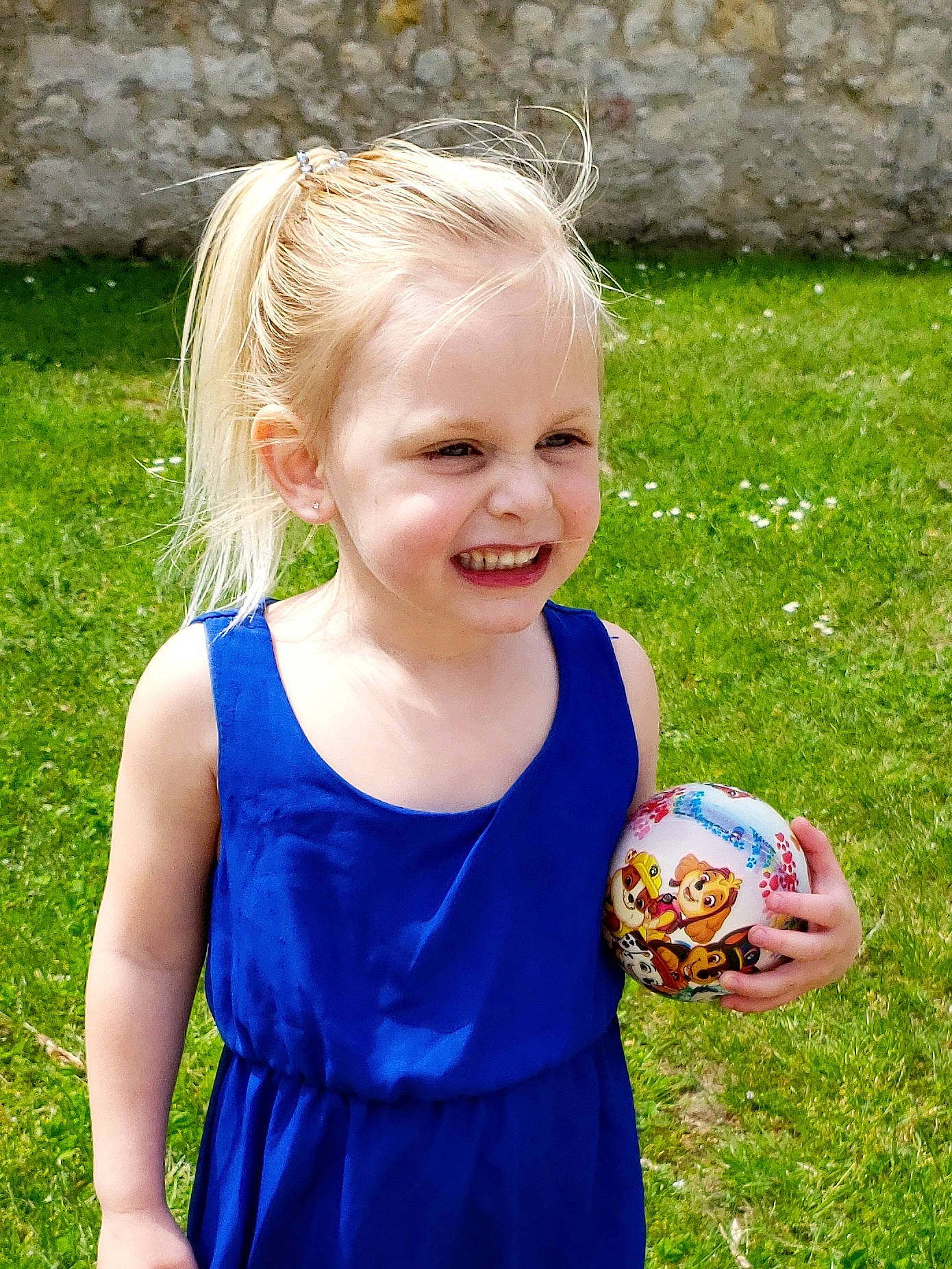 Kelia a rejoint le concours — aidez-le/la à gagner de superbes lots ! baby_toddler_clothing, ball, child, electric_blue, football, fun, grass, grass_family, happy, iris, joy, leisure, mammal, meadow, people_in_nature, person, recreation, smile, soccer_ball, sports_equipment