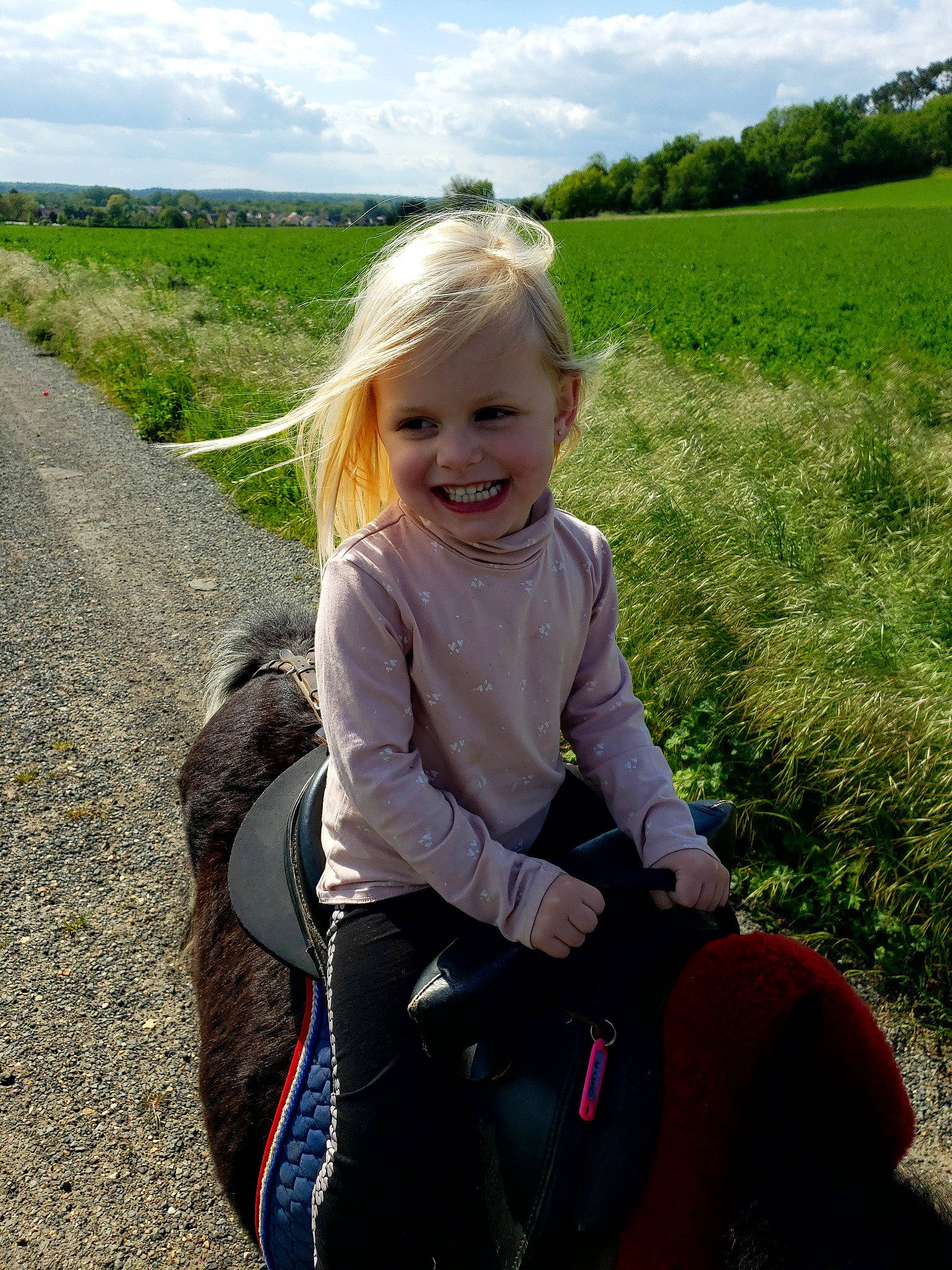 Kelia participe au concours pour gagner de l'argent avec cette photo : cloud, ecoregion, eye, facial_expression, fun, grass, grassland, green, happy, joy, leisure, mammal, people_in_nature, person, plant, sky, smile, sunlight, toddler, travel