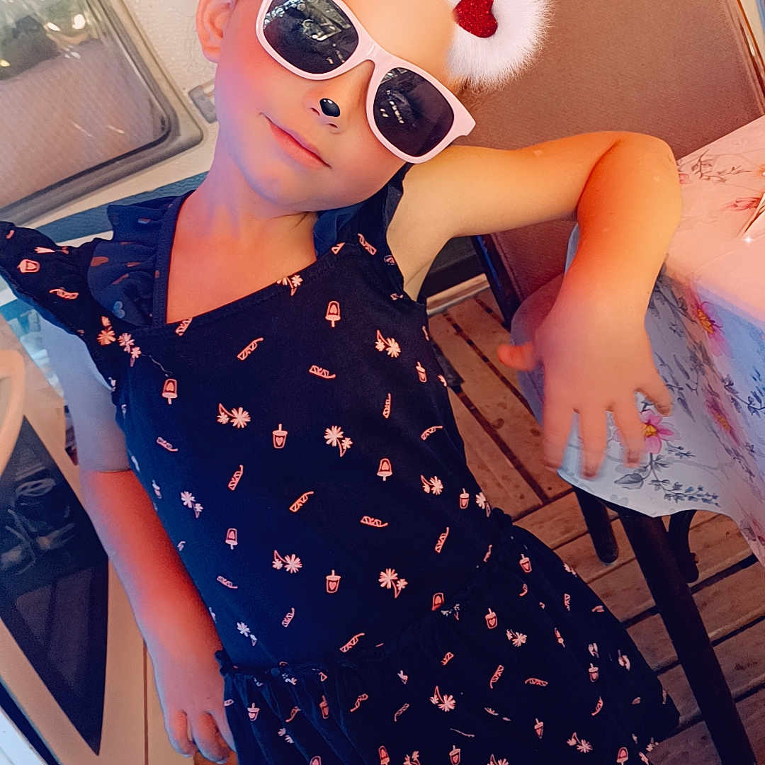 Lily participe au concours pour gagner de l'argent avec cette photo : accessories, baby, blouse, bodypart, clothing, dress, eveningdress, face, fashion, finger, footwear, glasses, hand, head, pattern, person, photography, portrait, shoe, sunglasses