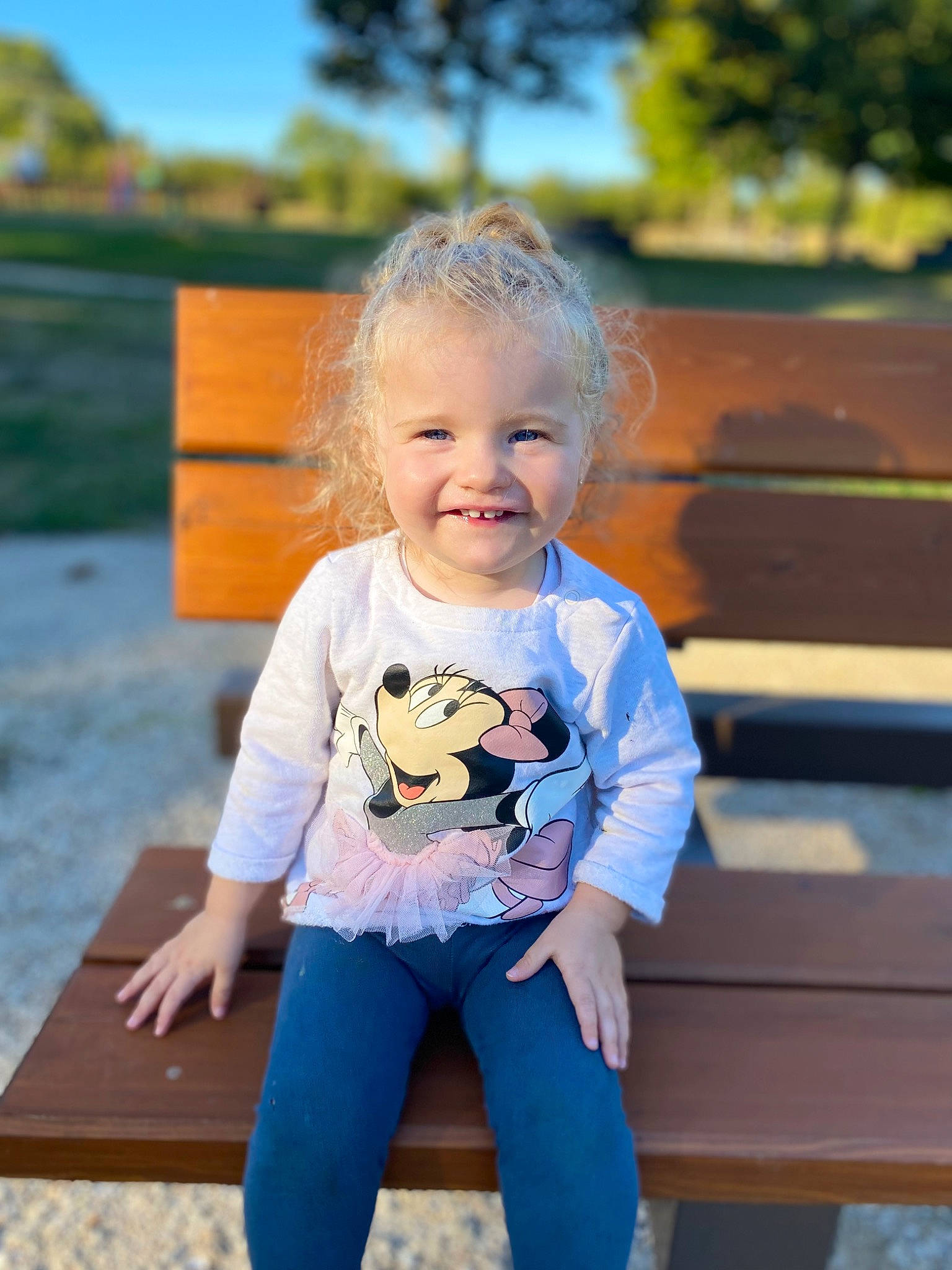 Inaya a rejoint le concours — aidez-le/la à gagner de superbes lots ! baby_toddler_clothing, child, electric_blue, fun, grass, happy, joy, leaf, leisure, people, people_in_nature, person, plant, skin, sleeve, smile, standing, summer, t_shirt, toddler