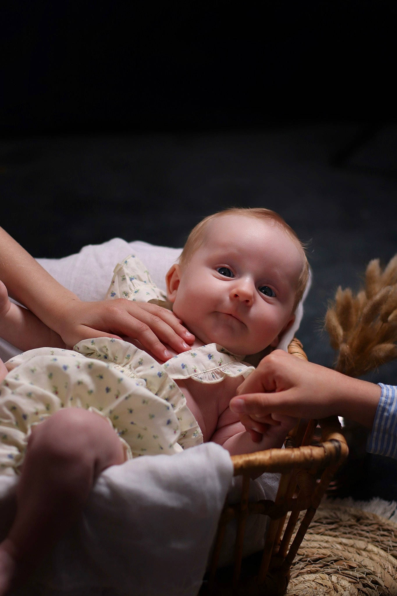 Inaya a rejoint le concours — aidez-le/la à gagner de superbes lots ! baby, baby_toddler_clothing, cheek, child, comfort, event, flash_photography, fun, fur, gesture, grass, happy, pattern, person, portrait_photography, sitting, skin, sleeve, thumb, toddler