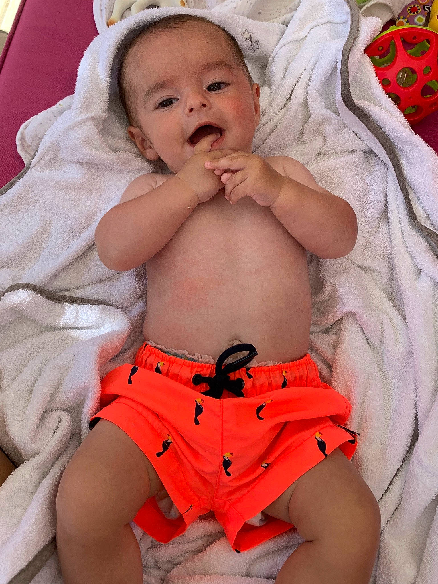 Giulian a rejoint le concours — aidez-le/la à gagner de superbes lots ! abdomen, baby, blond, cheek, chest, child, eye, finger, flesh, leg, mouth, muscle, nose, person, skin, stomach, thigh, toddler, trunk