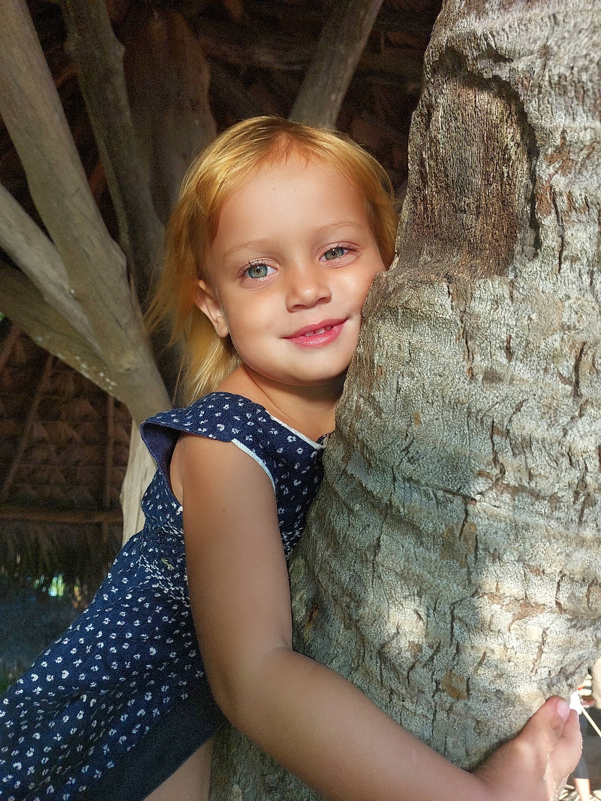 Lana participe au concours pour gagner de l'argent avec cette photo : eye, facial_expression, flash_photography, fun, grass, hair, hairstyle, hand, happy, human, human_body, iris, joy, nature, people_in_nature, person, skin, smile, standing, trunk