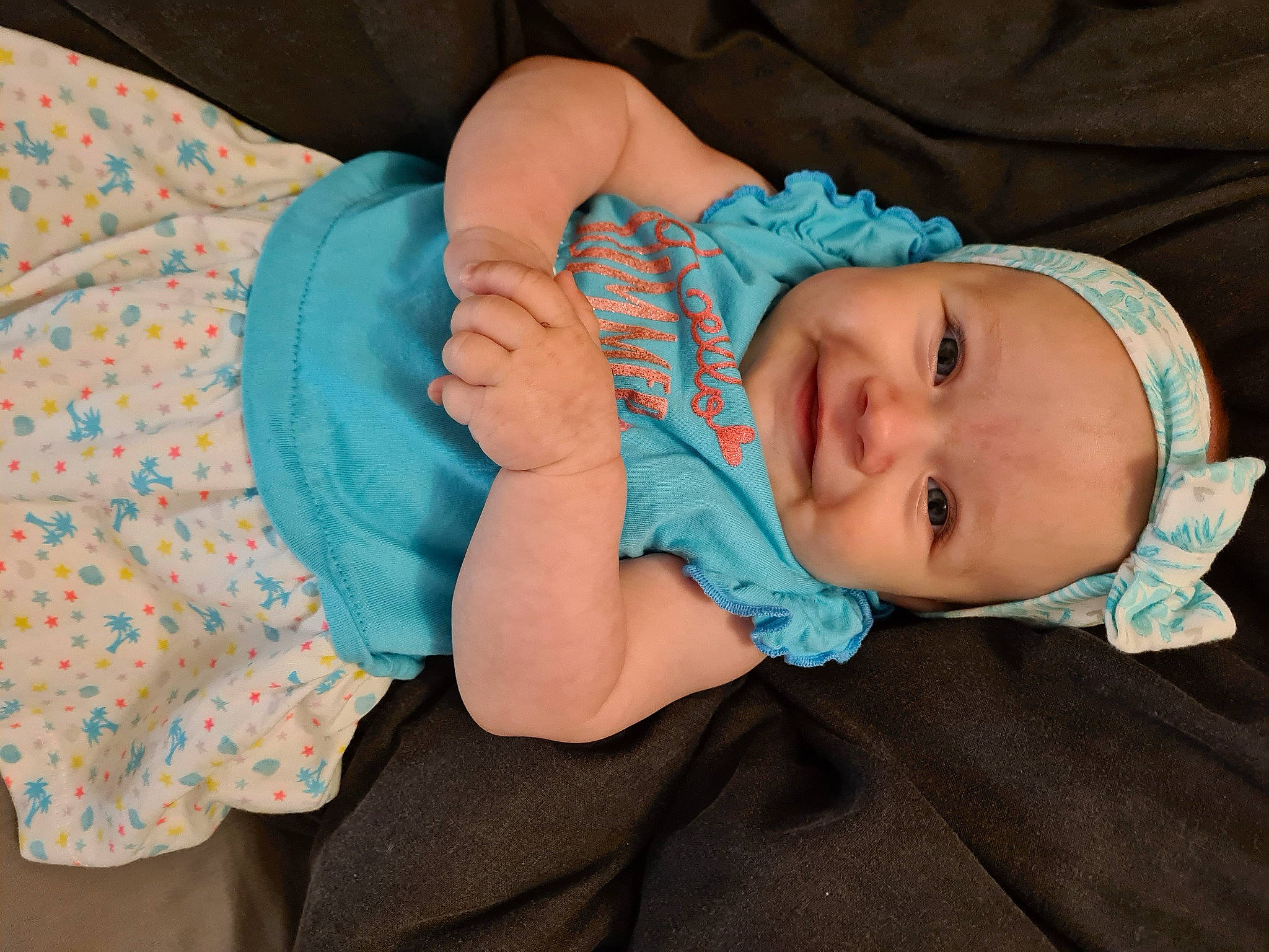 Cléa a rejoint le concours — aidez-le/la à gagner de superbes lots ! baby, baby_sleeping, child, hand, headwear, person, toddler, turquoise