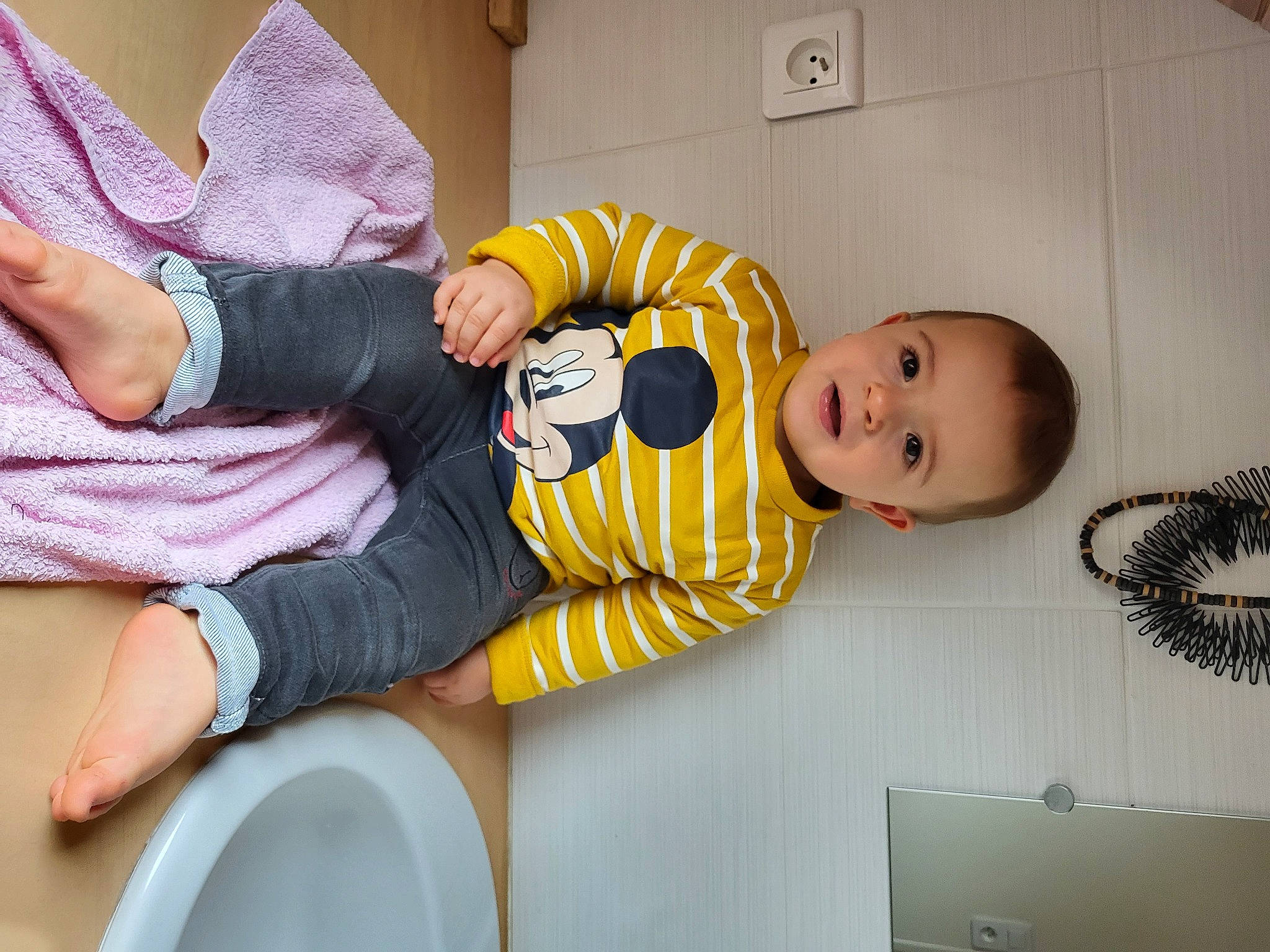 Lorenzo a rejoint le concours — aidez-le/la à gagner de superbes lots ! baby, baby_toddler_clothing, child, comfort, facial_expression, flooring, foot, fun, happy, human_leg, knee, people, person, room, sitting, sleeve, smile, sock, thigh, thumb