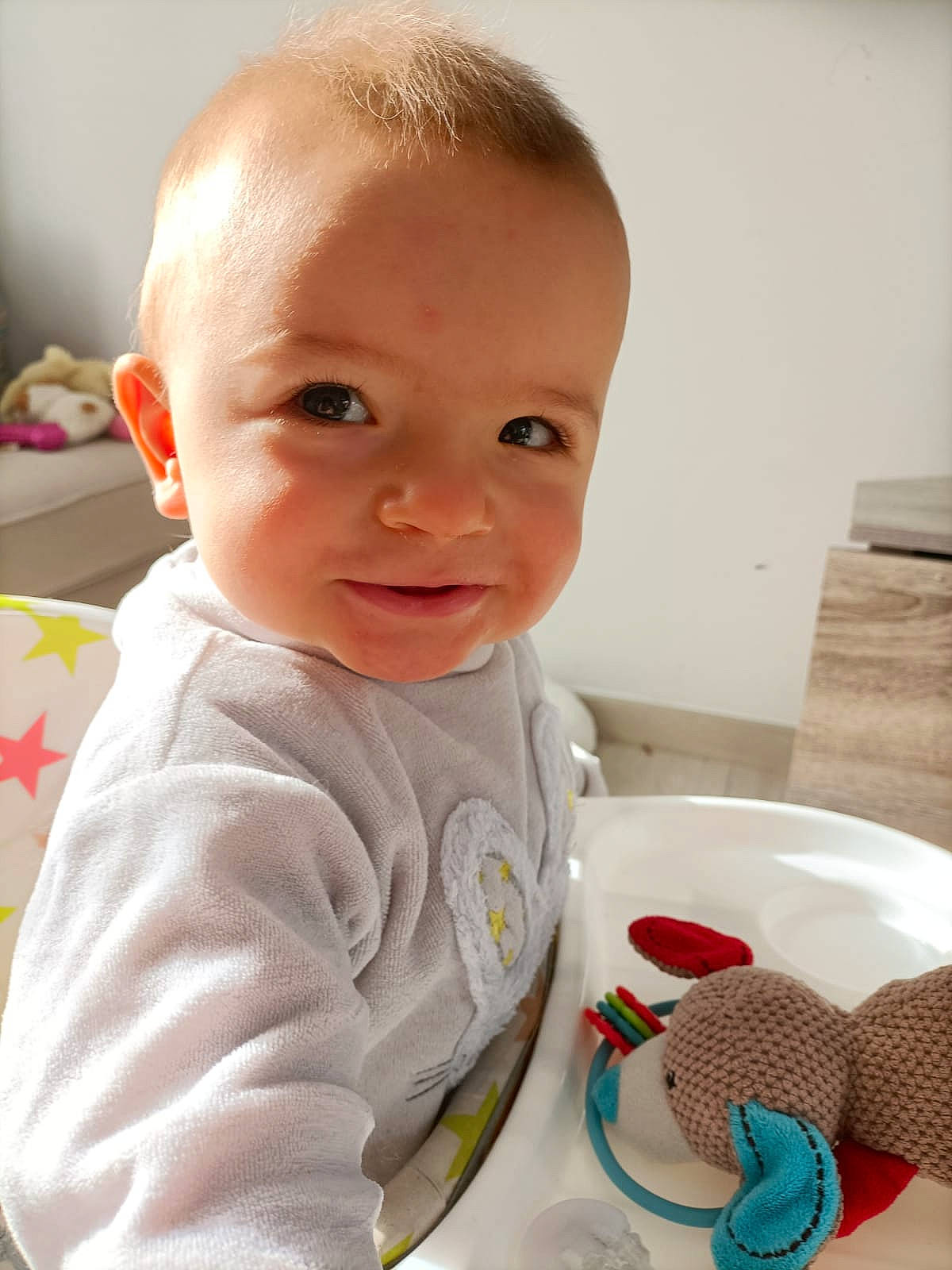 Lorenzo a rejoint le concours — aidez-le/la à gagner de superbes lots ! baby, baby_products, baby_toddler_clothing, carmine, cheek, child, comfort, happy, iris, linens, lip, nose, person, product, sitting, skin, sleeve, smile, thread, toddler