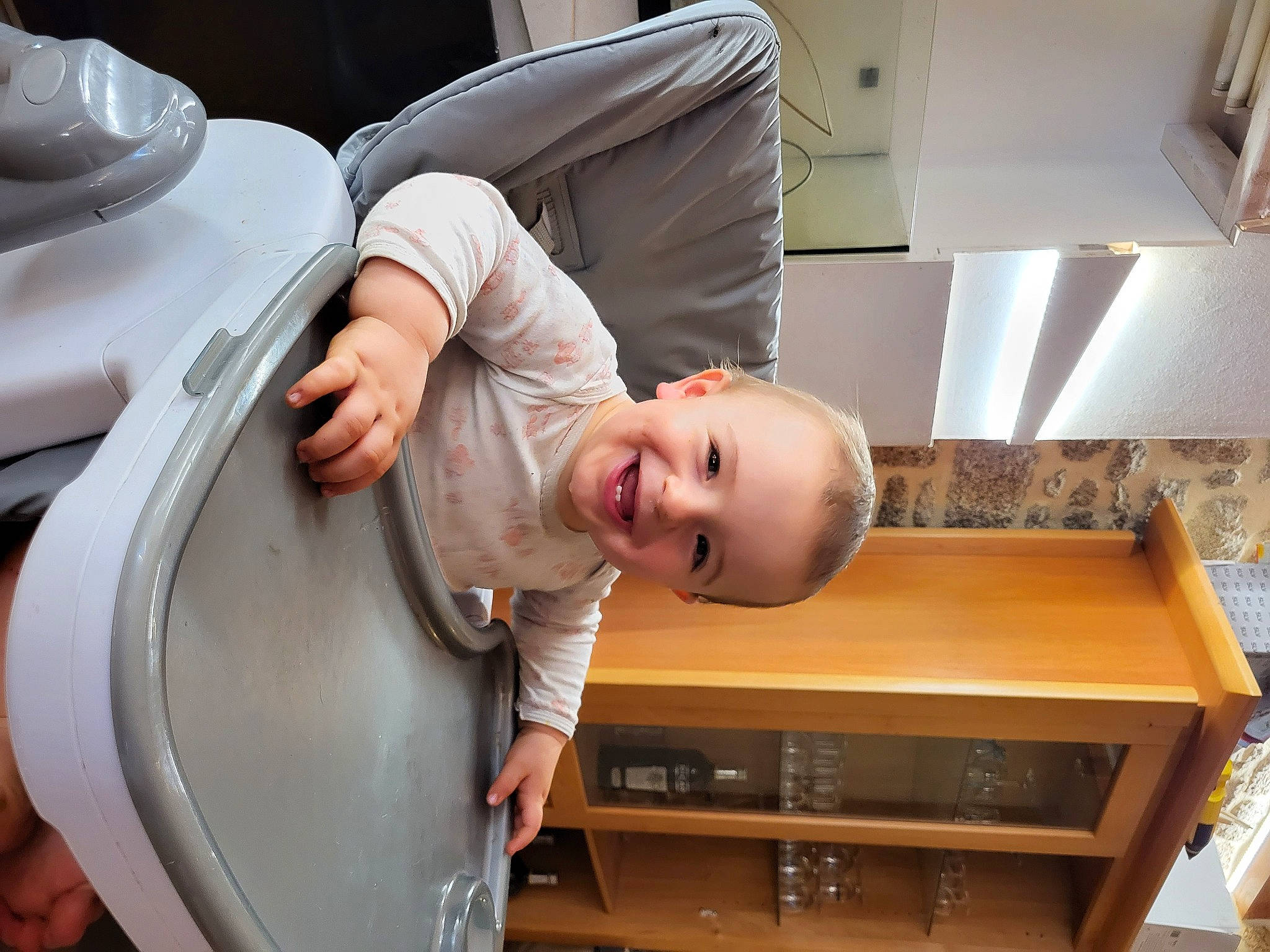 Lorenzo a rejoint le concours — aidez-le/la à gagner de superbes lots ! auto_part, automotive_wheel_system, baby, baby_toddler_clothing, child, comfort, cooking, drawer, flooring, fun, hardwood, joy, machine, person, product, room, sitting, smile, toddler, varnish