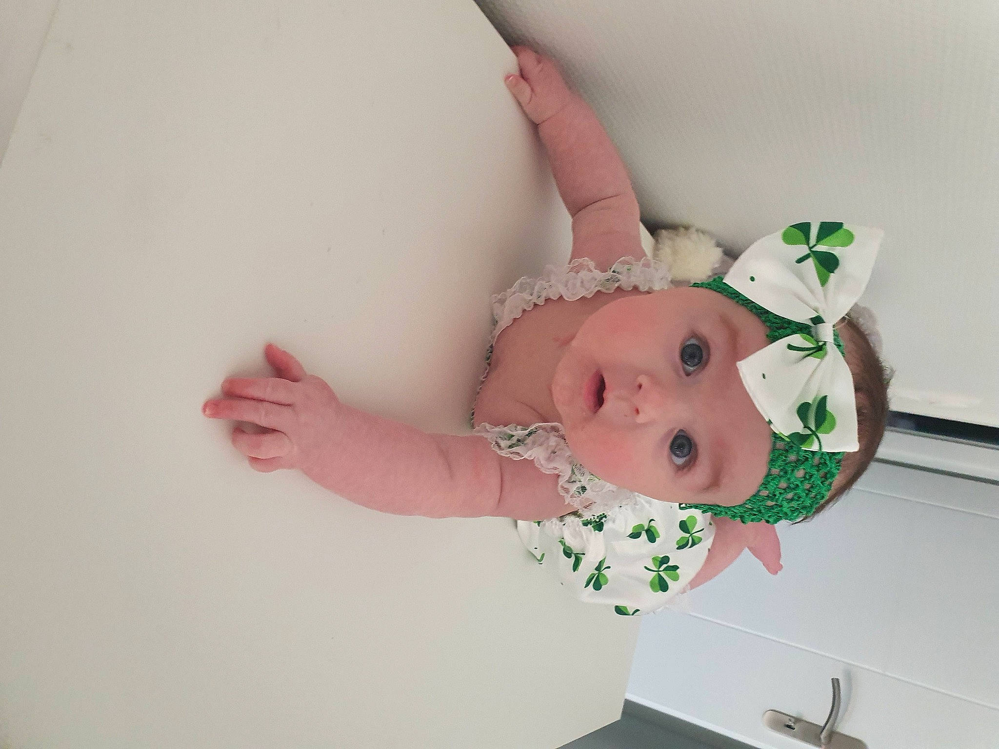 Danaé participe au concours pour gagner de l'argent avec cette photo : baby, ceiling, child, headwear, person, pink, room, surprise, toddler