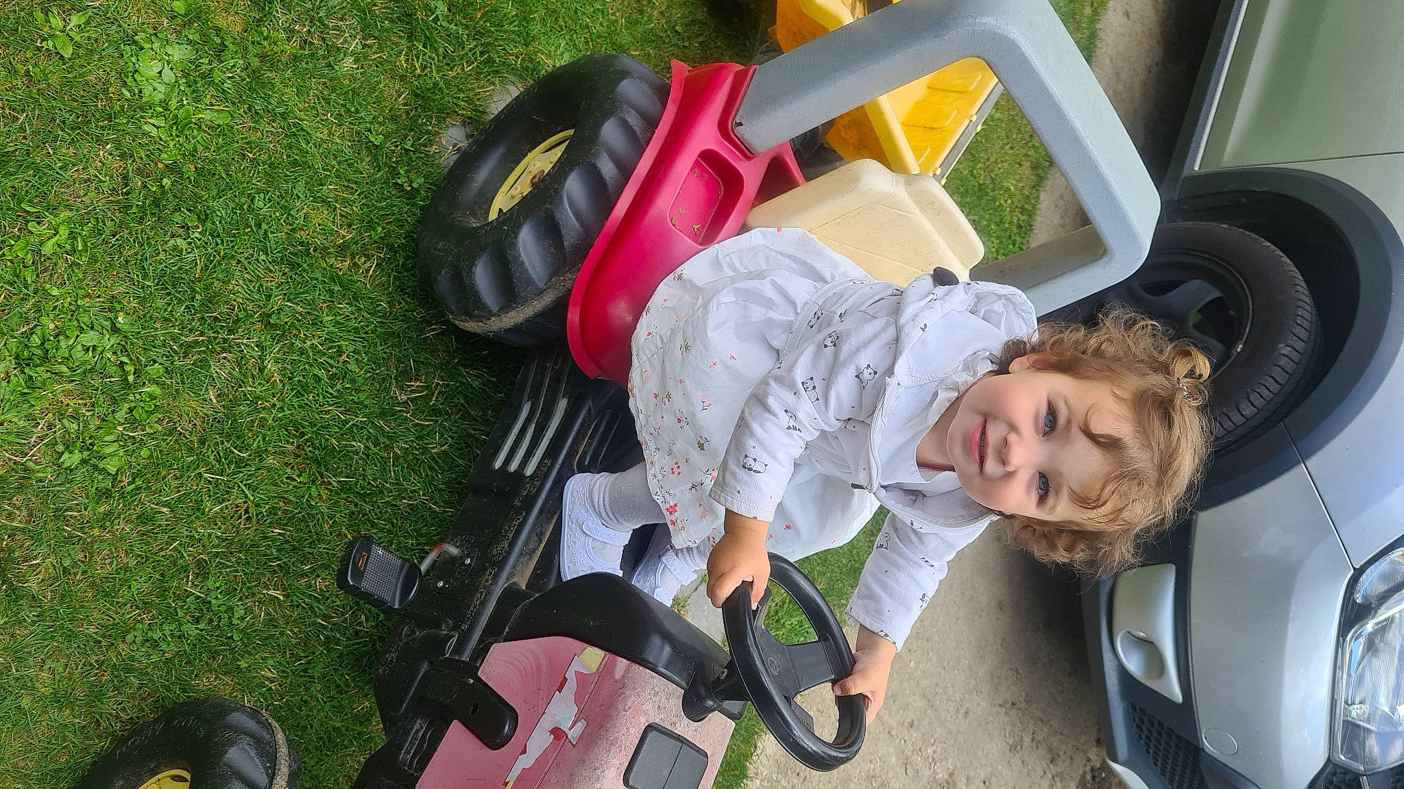 Chloe participe au concours pour gagner de l'argent avec cette photo : auto_part, automotive_exterior, automotive_tire, baby_carriage, baby_products, bag, car_seat, fun, grass, joy, lawn, leisure, luggage_and_bags, motor_vehicle, person, plant, smile, tire, toddler, vehicle